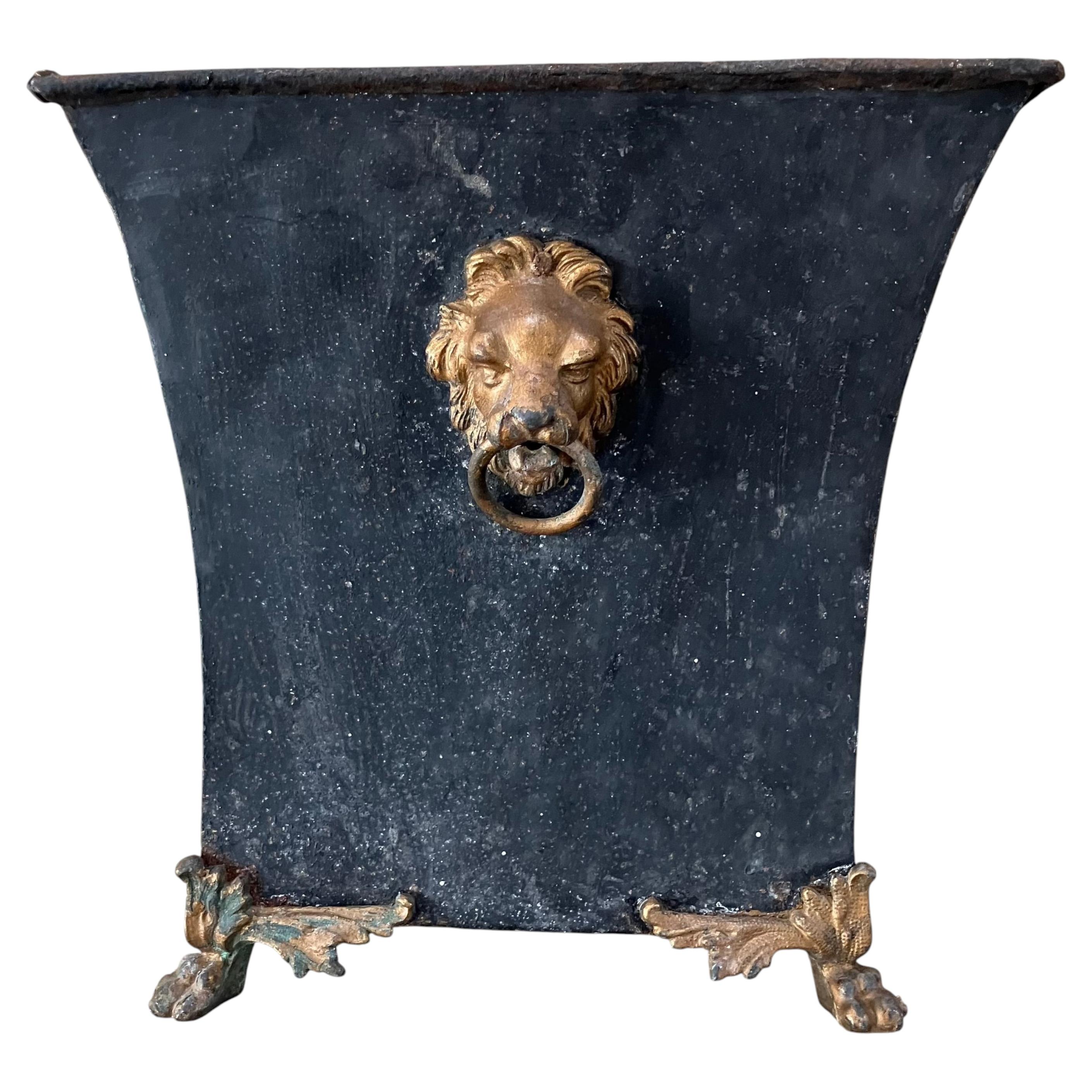 Cachepot de tole con máscara de león Louis Phillipe en venta