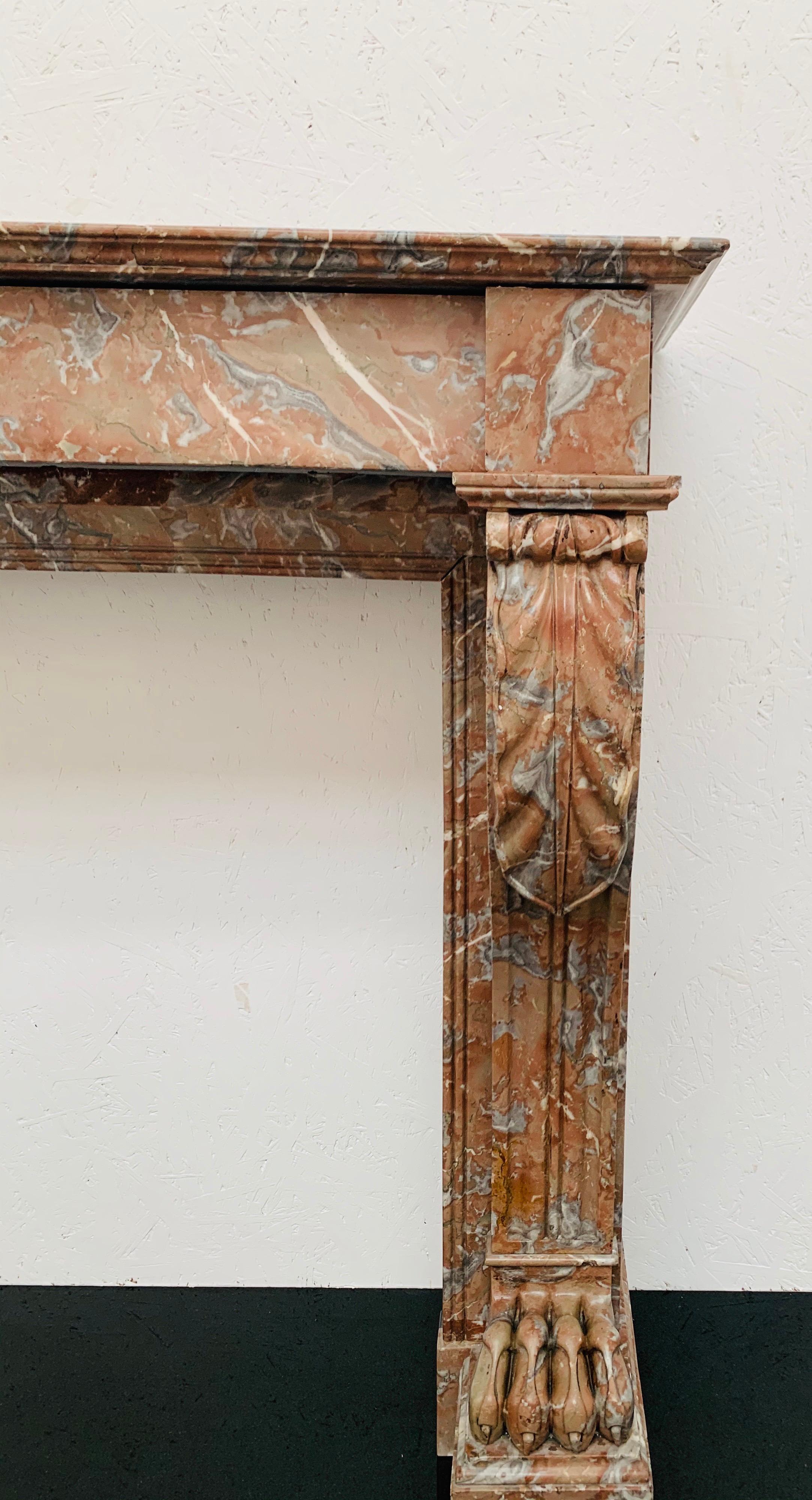 Cheminée originale en marbre Rouge Louis Phillips, sculptée à la main, avec des volutes et des jambages détaillés, y compris des griffes sculptées sur les blocs de pieds.
Récemment récupéré d'un domaine du comté anglais.
