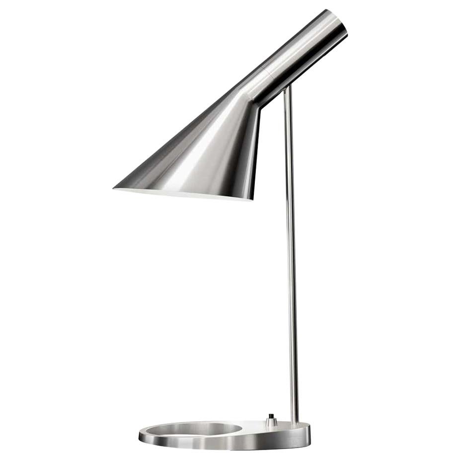 Louis Poulsen, AJ Mini Lámpara de mesa de acero de Arne Jacobsen