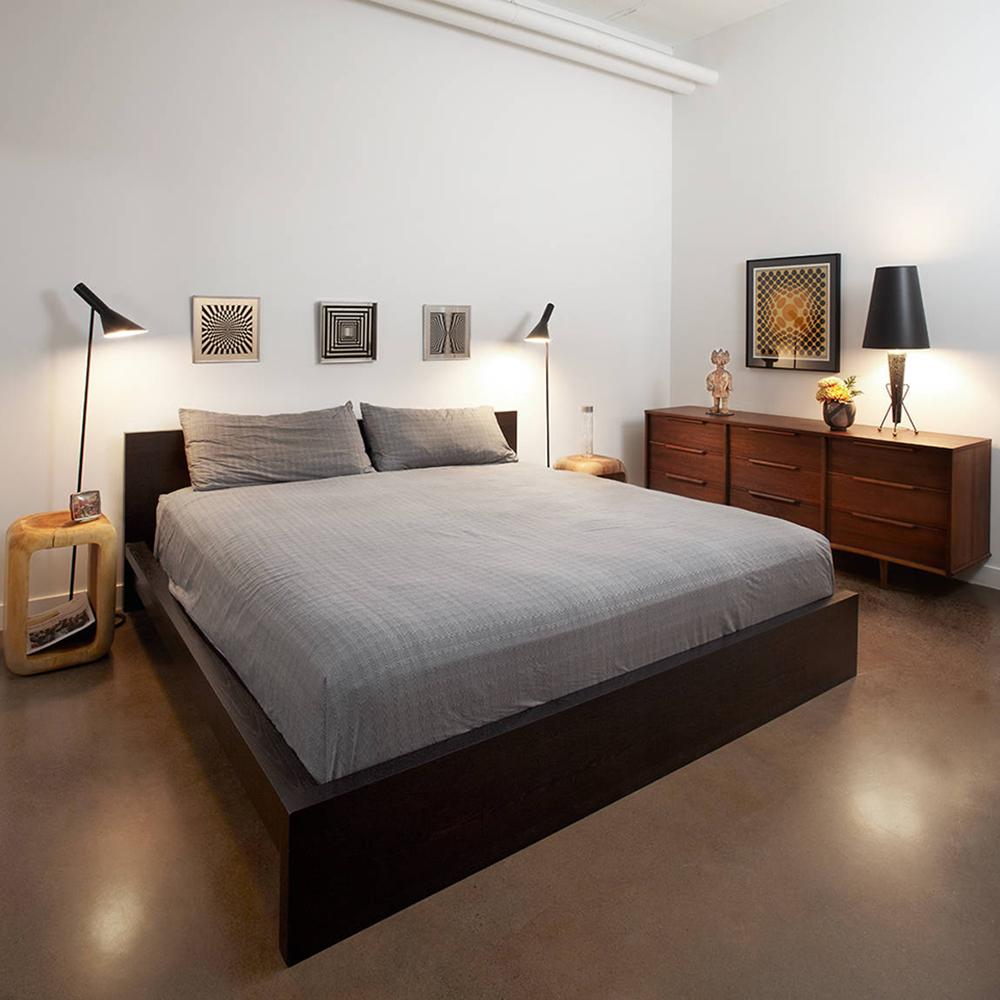 Moderno Louis Poulsen, Lampada da terra in acciaio AJ di Arne Jacobsen in vendita