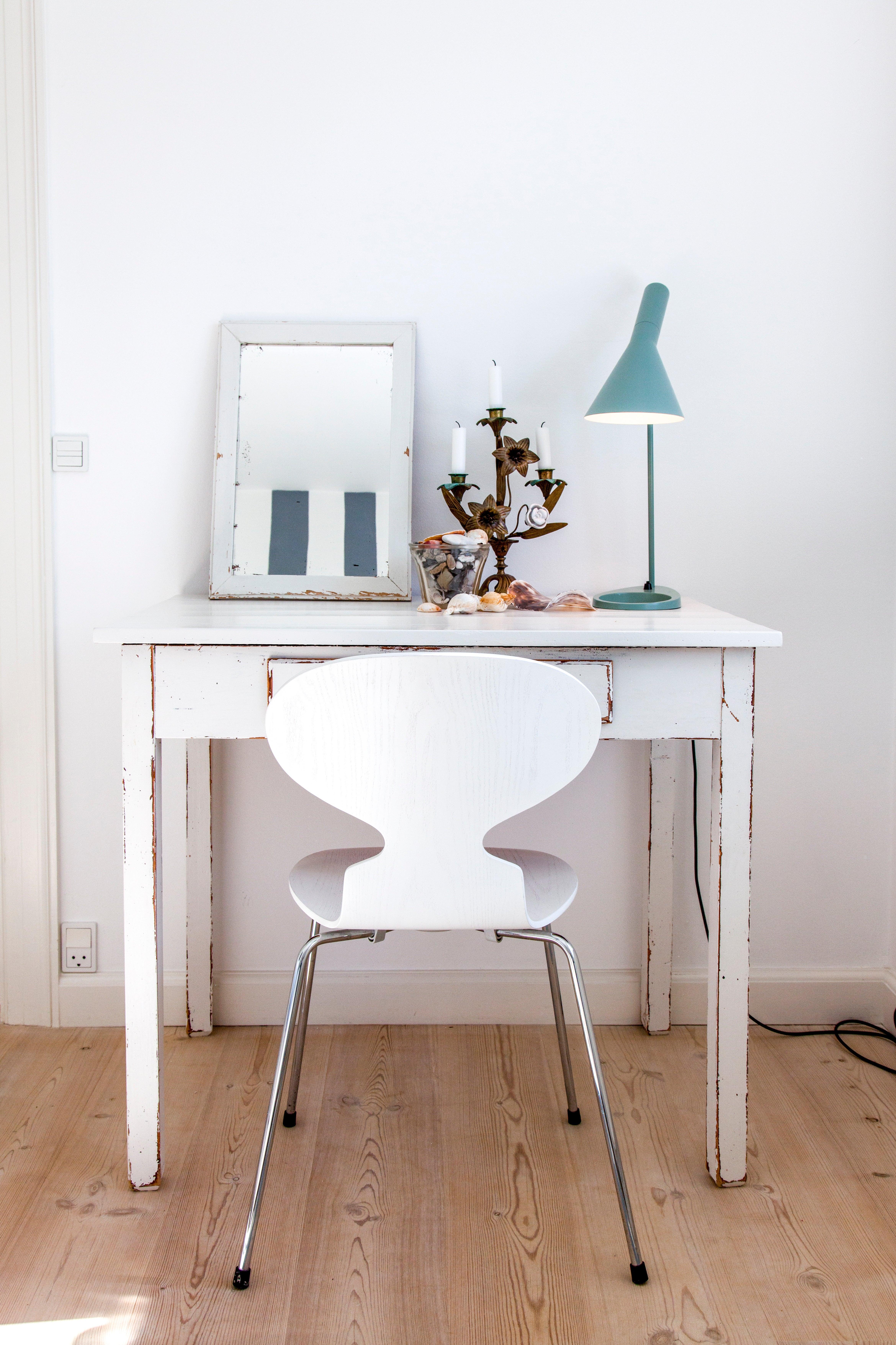 Lámpara de mesa AJ de Louis Poulsen en negro by Arne Jacobsen en Nuevo estado para la venta en New York, NY