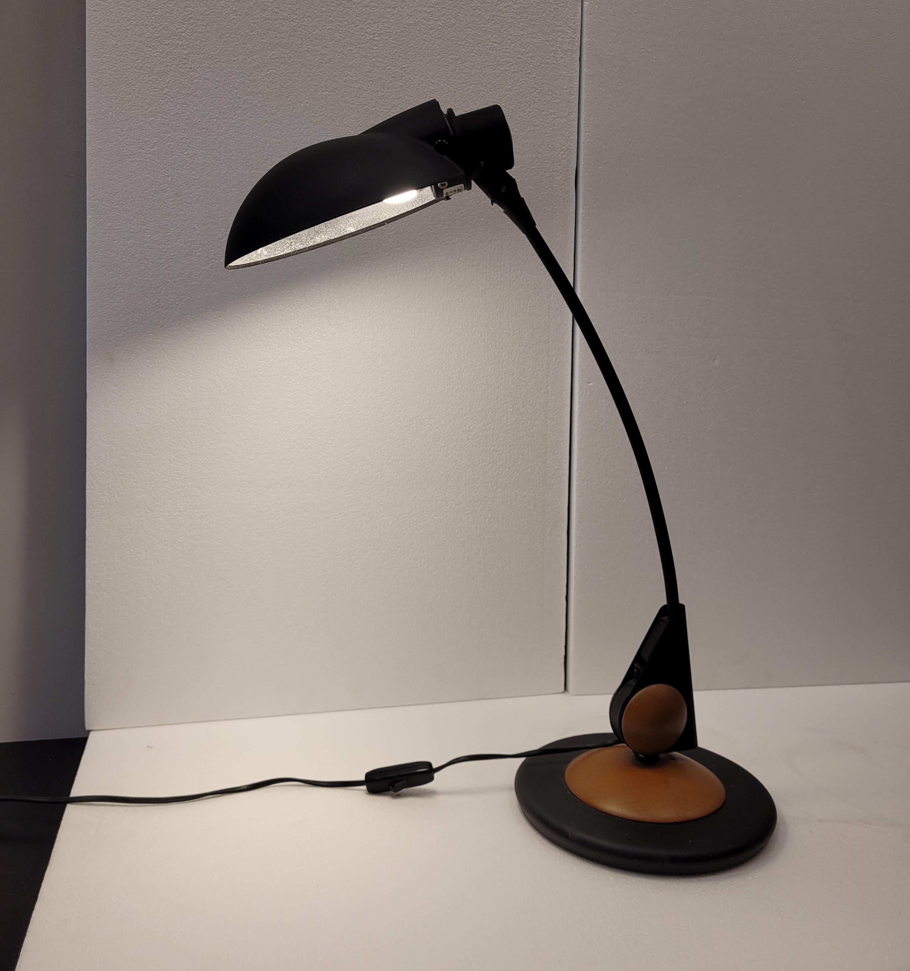 Louis Poulsen Lampe de table en bois et noir Danemark années 70 6