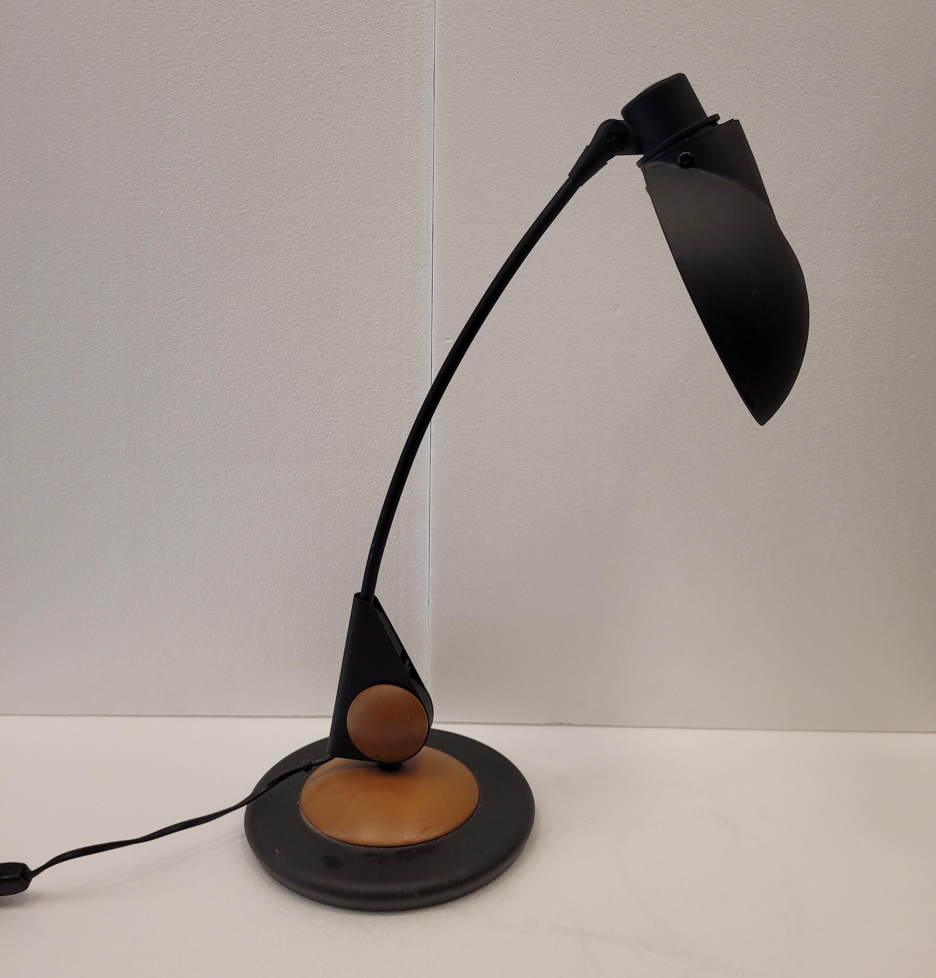 Beautiful and elegant table lamp in ebonized metal and natural wood base.
Arched shaft on a tondo base in natural wood and black metal.
Italy, midcentury, circa 1950. In operation.
Good condition for its use and age.
It comes from a French