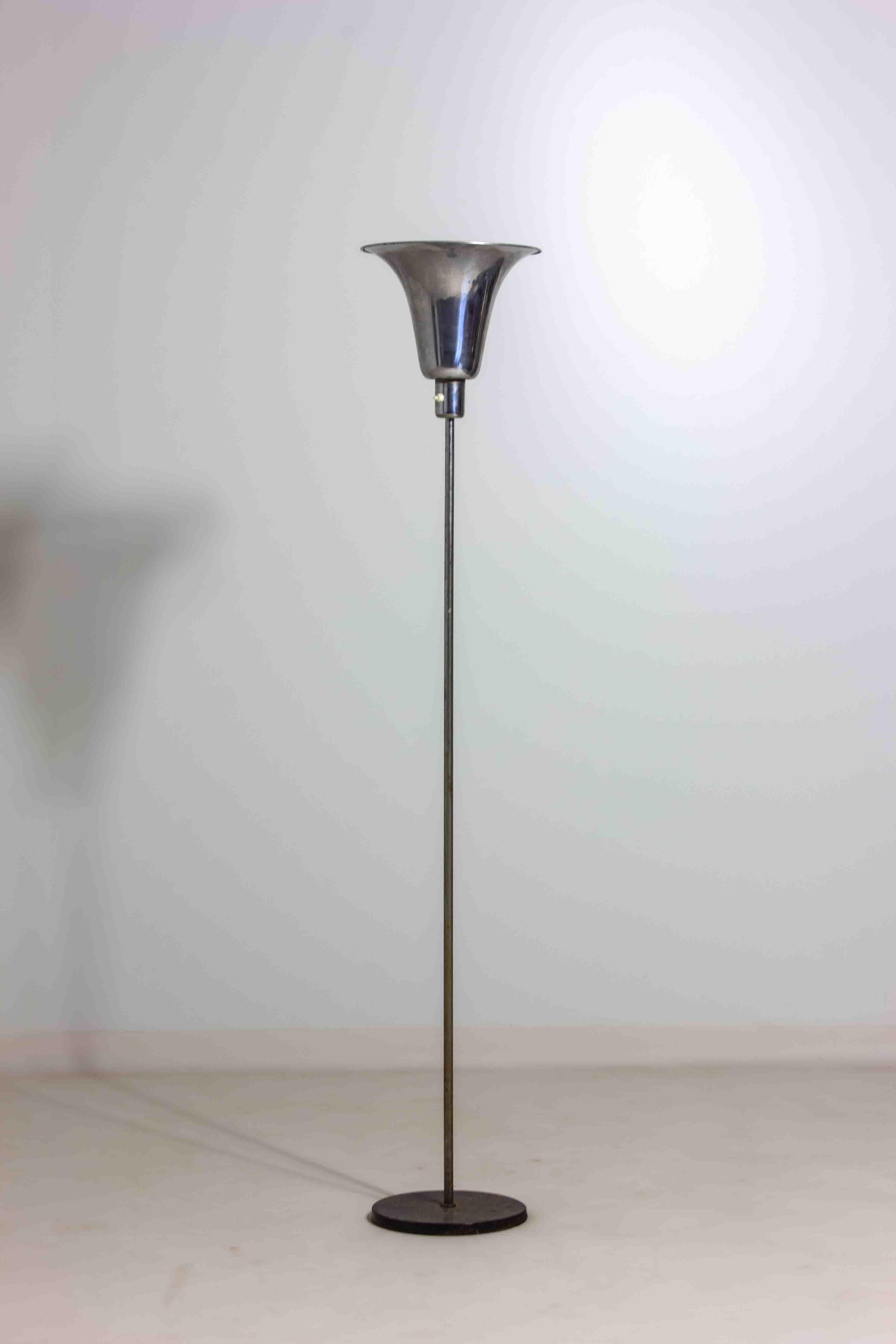 Lampada da terra scultorea a luce alta nota come 