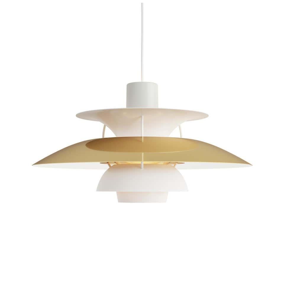 Louis Poulsen, lampada a sospensione extra large in metallo di Poul Henningsen.
Misure: Larghezza x altezza x lunghezza (mm)
500 x 267 x 500, 1,8 kg
Materiale: Rame o ottone lucido e alluminio laccato bianco opaco. Montanti: bianchi, in alluminio