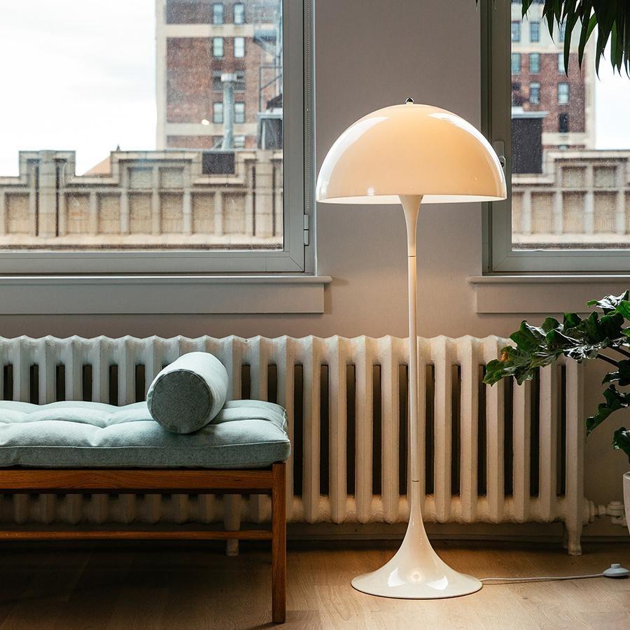 Moderne Lampadaire Louis Poulsen en opale blanche de Verner Panton en vente