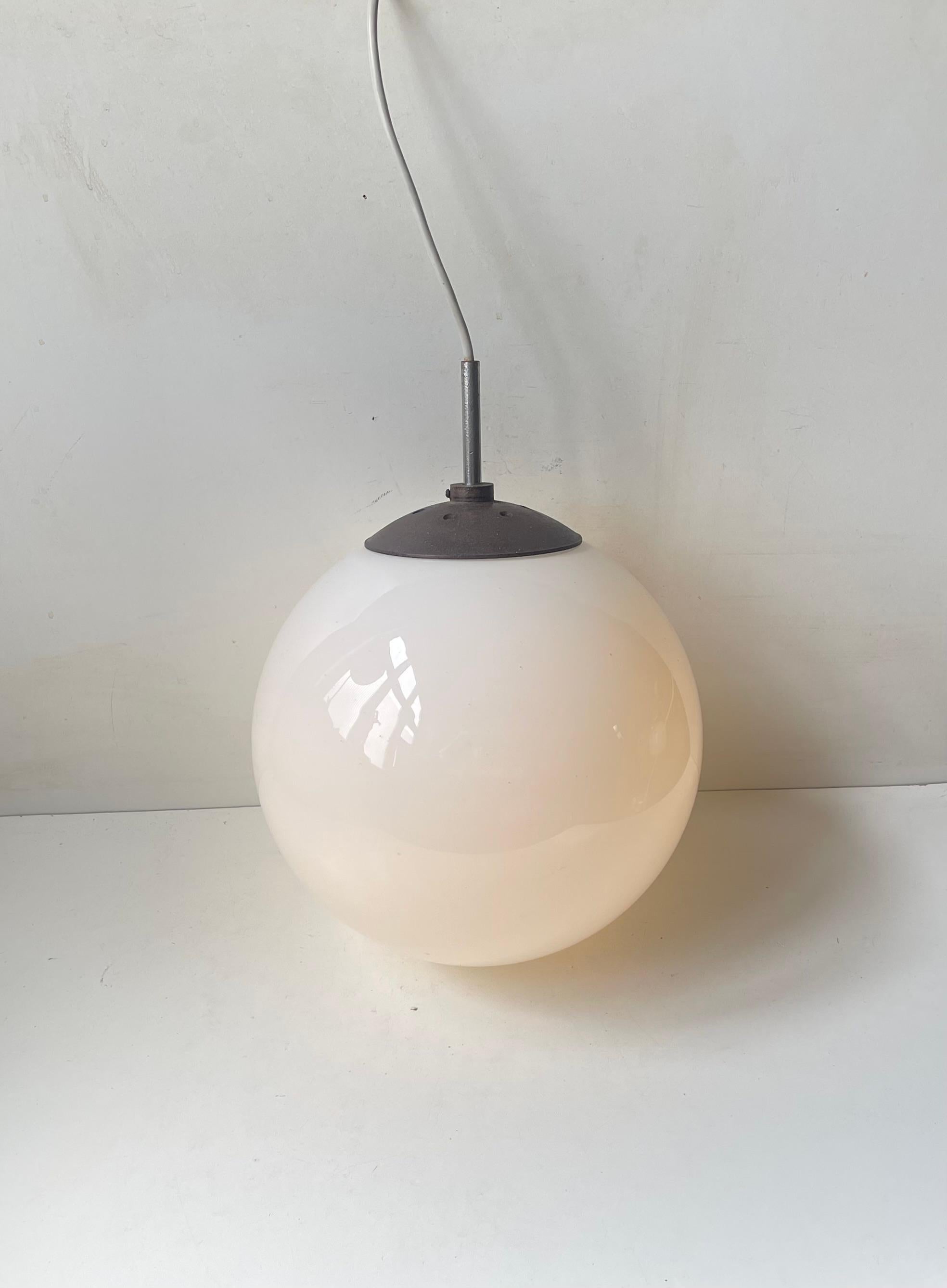 Louis Poulsen Functionalist Globe Pendant Lamp in White Opaline Glass, 1930s In Good Condition For Sale In Esbjerg, DK