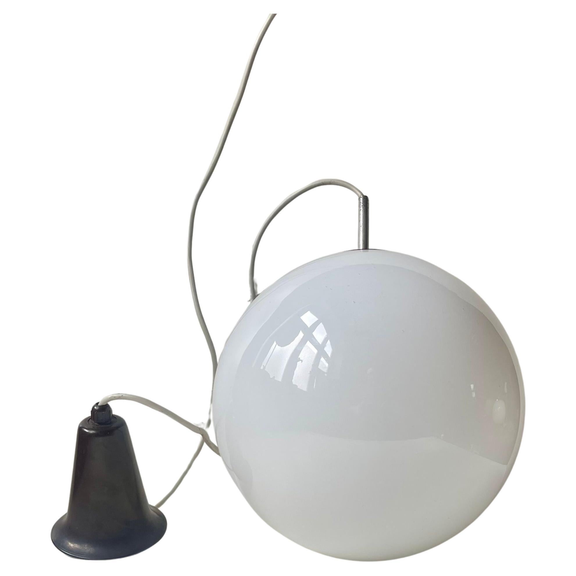 Lampe suspendue fonctionnelle Louis Poulsen en verre opalin blanc, années 1930 en vente