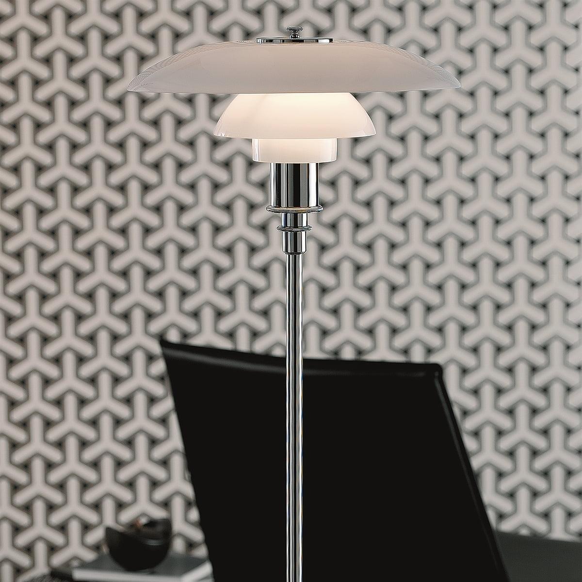 Louis Poulsen, lámpara de pie de cristal de Poul Henningsen
Medidas: Anchura 450 x altura 1250 x longitud 450(mm), 15,5 kg

Material: Pantallas de cristal opalino blanco soplado a boca con placa superior y cuerpo de latón cromado brillante y
