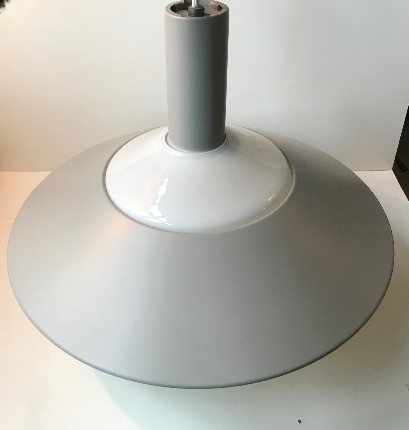 Danois Louis Poulsen, lampe à suspension grise « Klassependel », années 1970 en vente