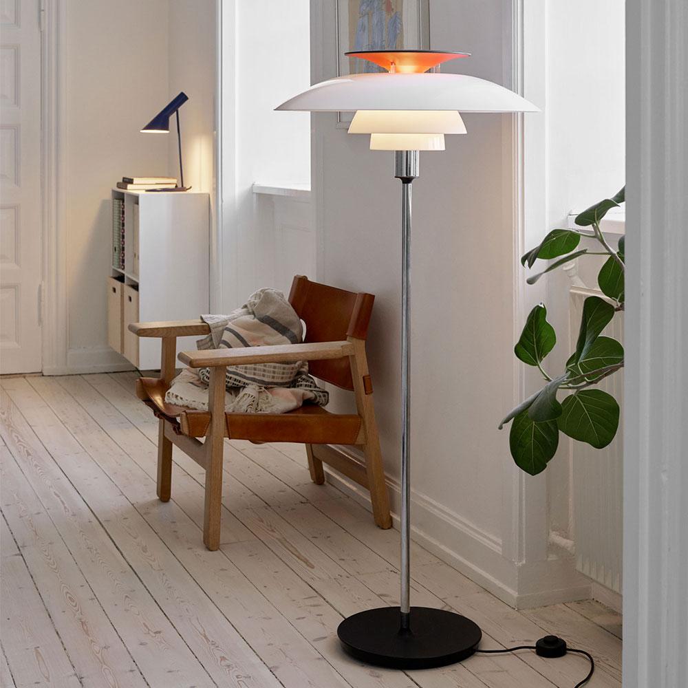 Louis Poulsen, metal floor light by Poul Henningsen
Measures: Width x height x length (mm)
550 x 1315 x 550, 7.4 kg
Material: Shades: white opal acrylic and polycarbonate, stem in bright chrome plated steel. Cord length: 2.6 m. Switch: On the
