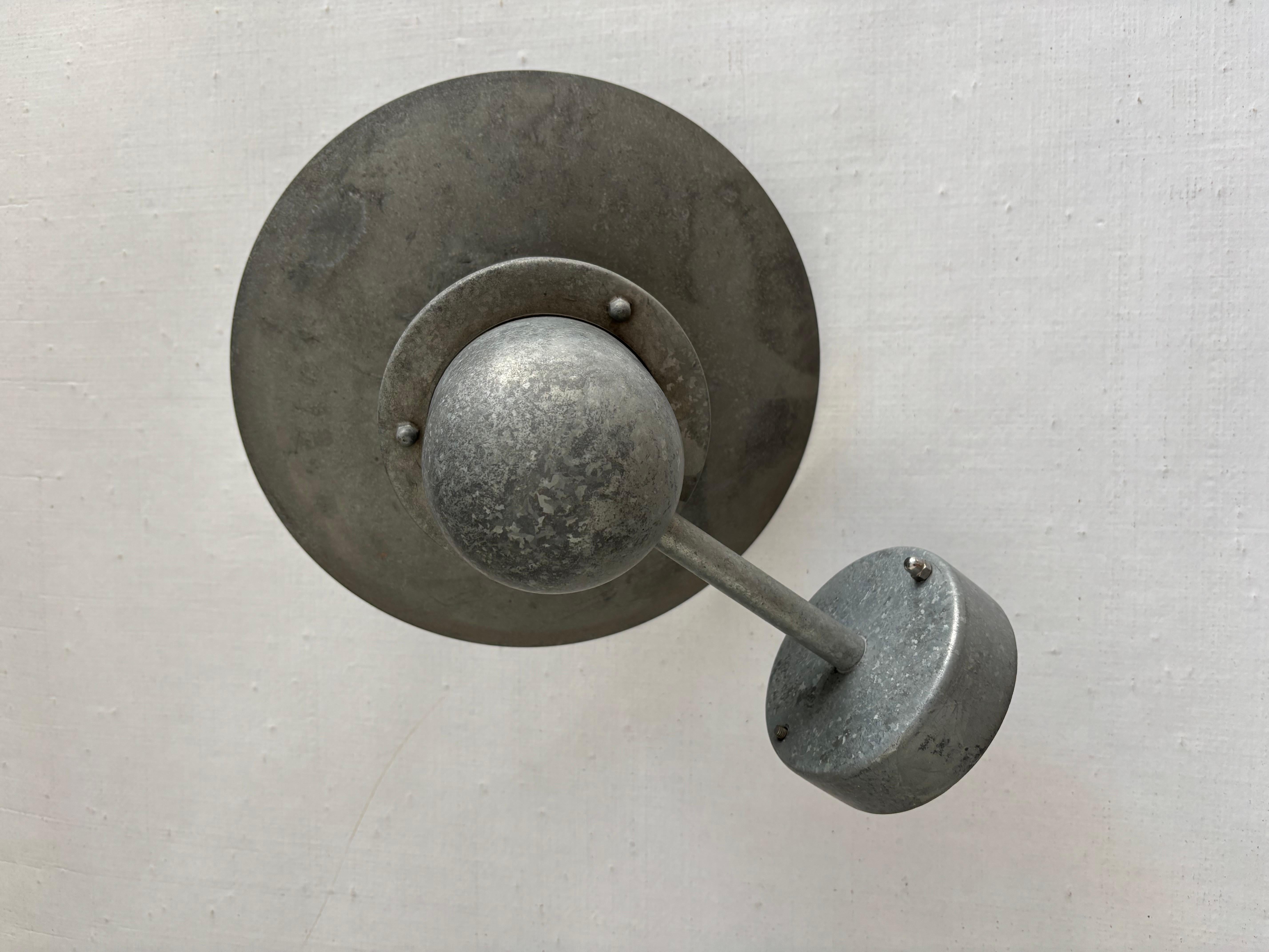 Aplique de exterior de diseño moderno escandinavo de mediados de siglo fabricado por Louis Poulsen con estructura de metal y difusor de cristal, Dinamarca Años 50

Ten en cuenta que la lámpara es original de la época y presenta signos normales de