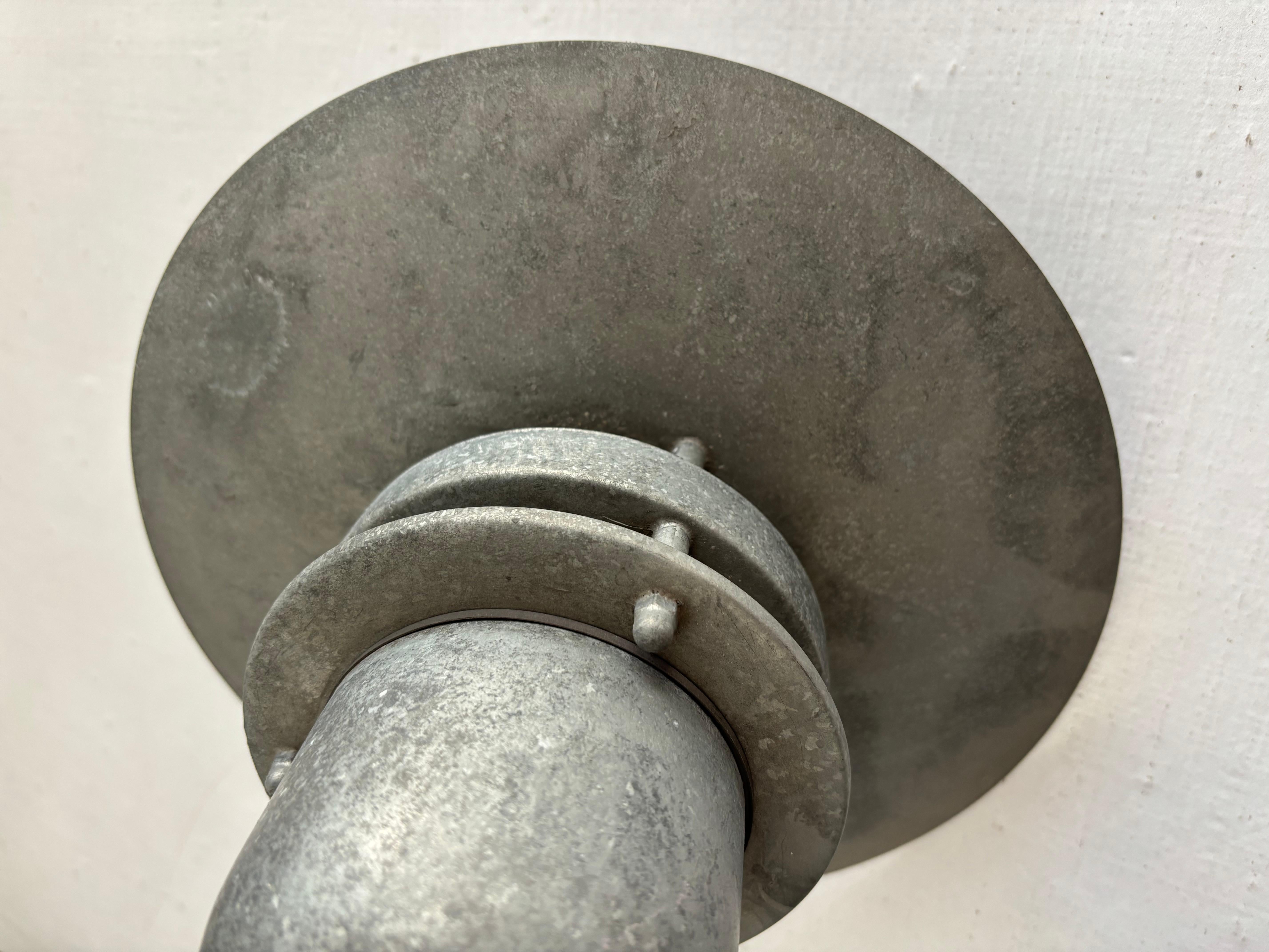 Louis Poulsen Lámpara de pared de metal escandinava de mediados de siglo para exterior Años 50 Moderno de mediados de siglo en venta