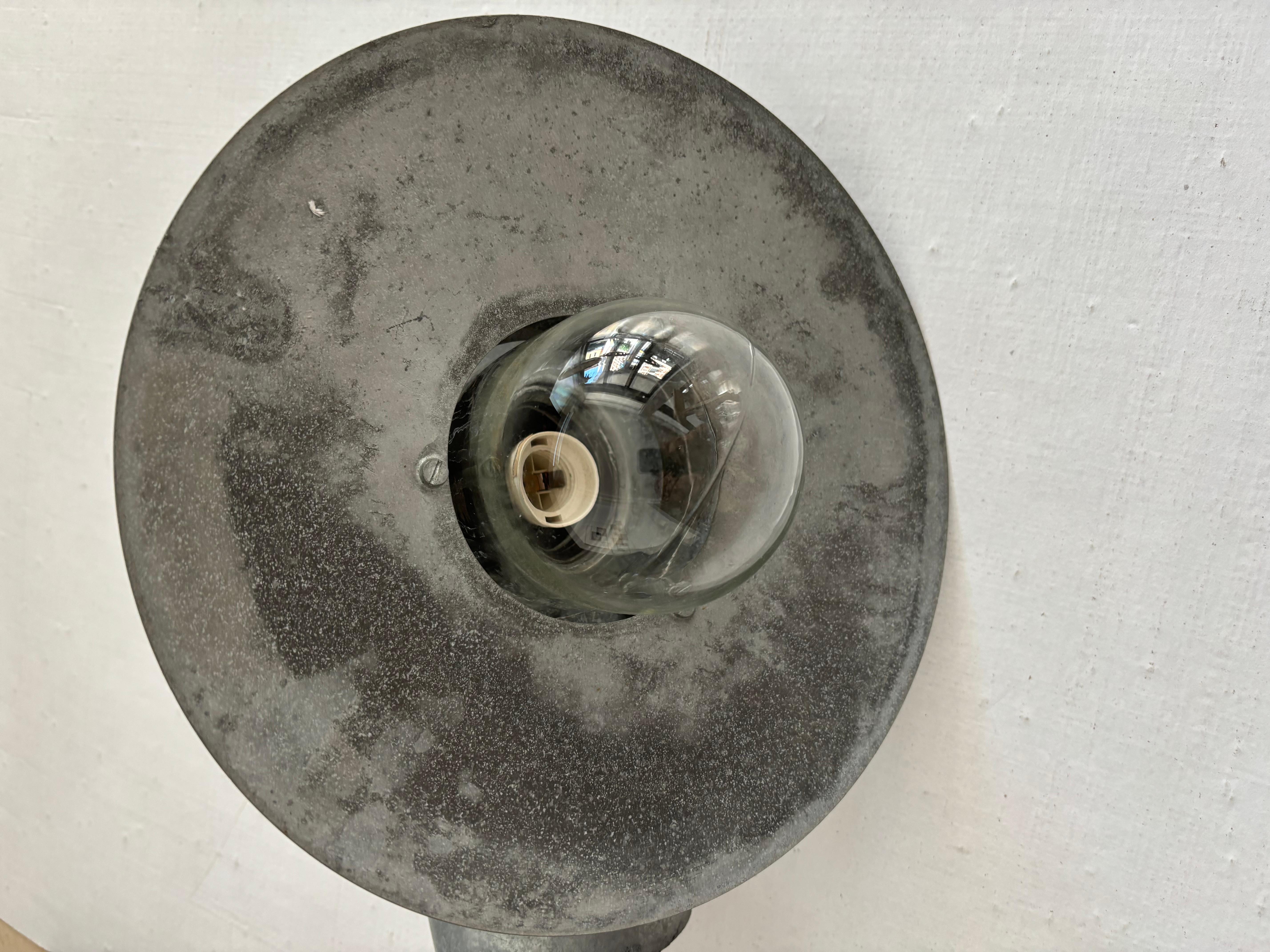 Louis Poulsen Lámpara de pared de metal escandinava de mediados de siglo para exterior Años 50 en Bueno estado para la venta en Reggio Emilia, IT