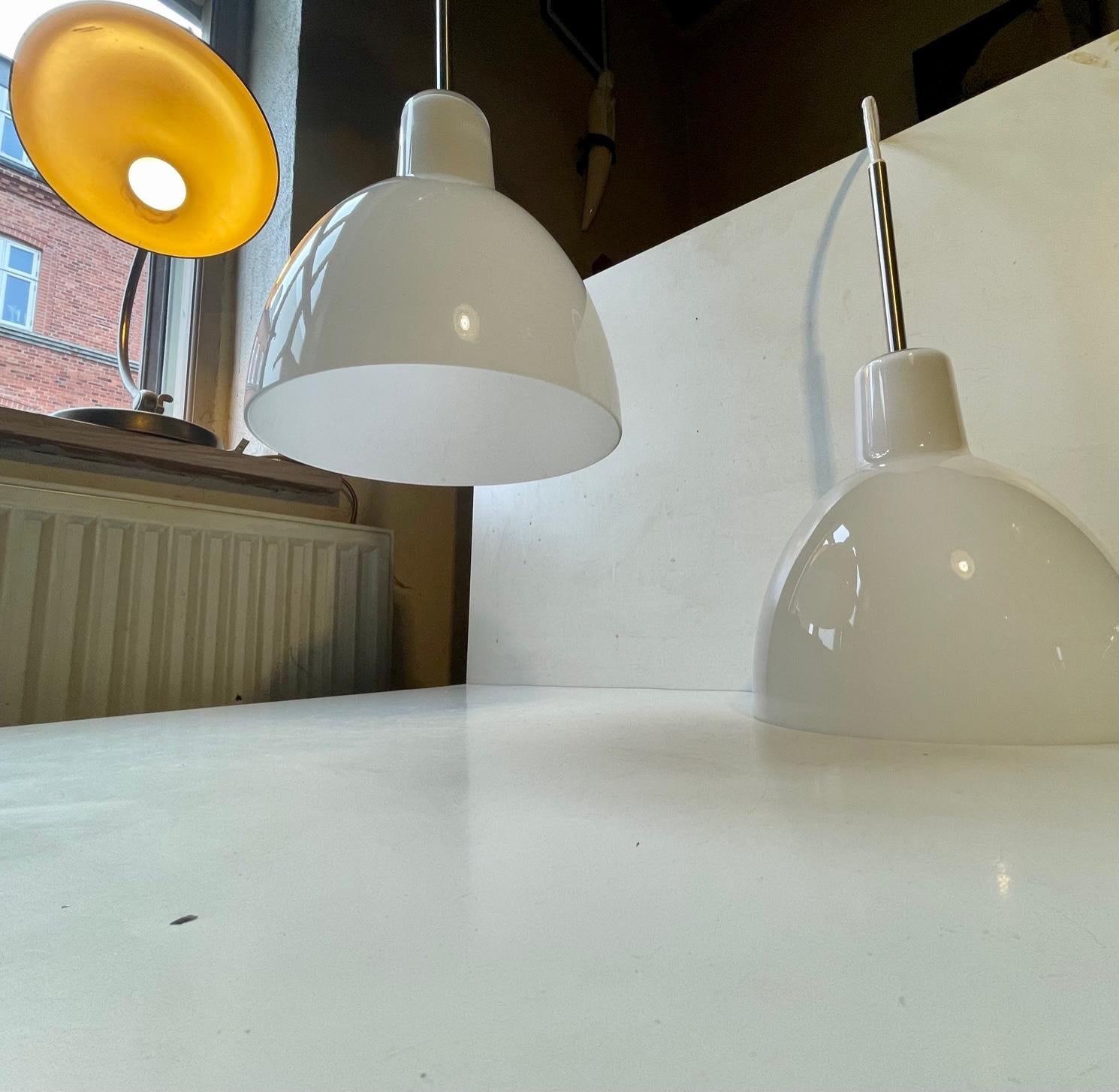 Lampes à suspension minimalistes Louis Poulsen Toldbod en verre opalin blanc en vente 3