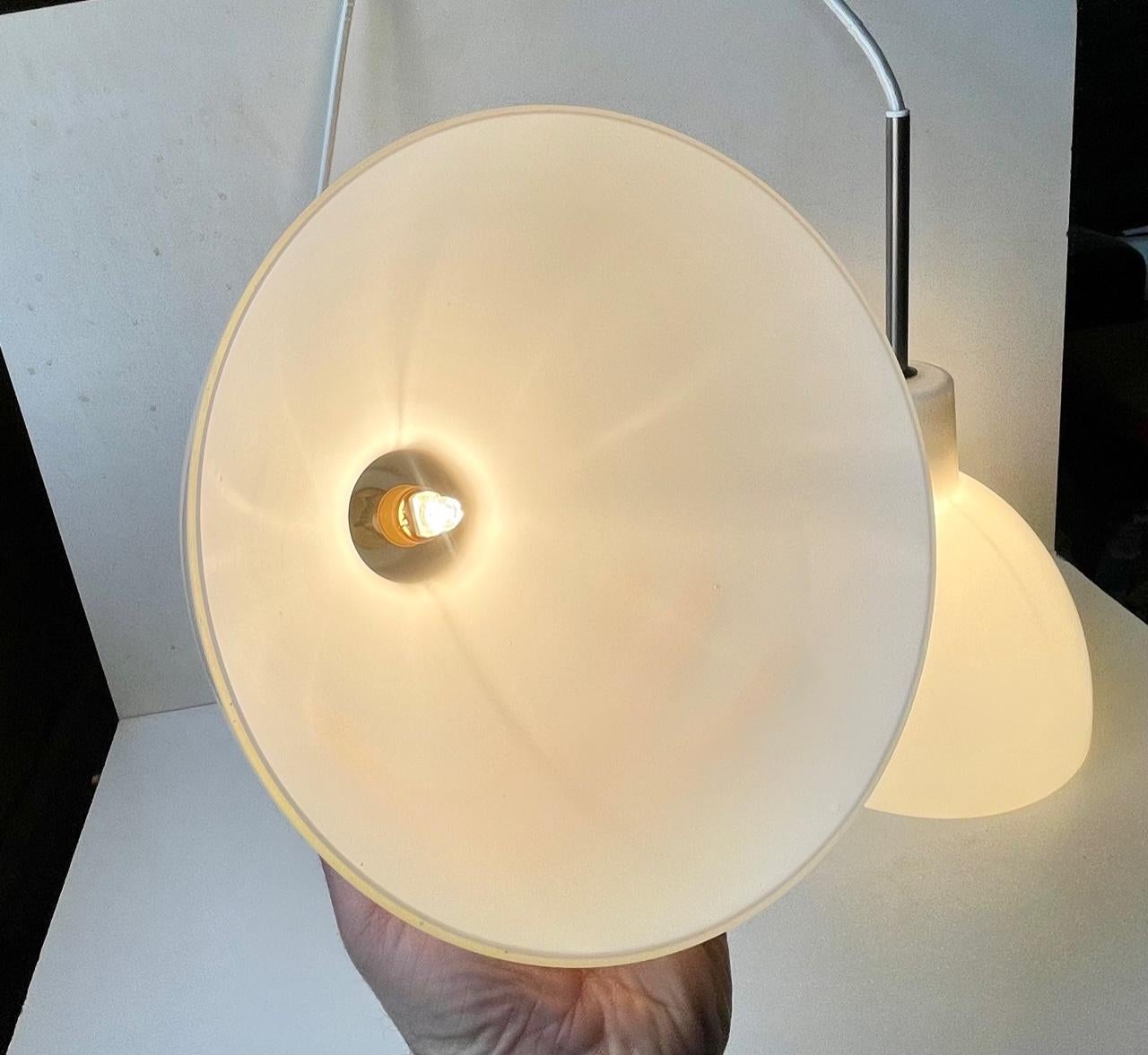 Lampes à suspension minimalistes Louis Poulsen Toldbod en verre opalin blanc en vente 4