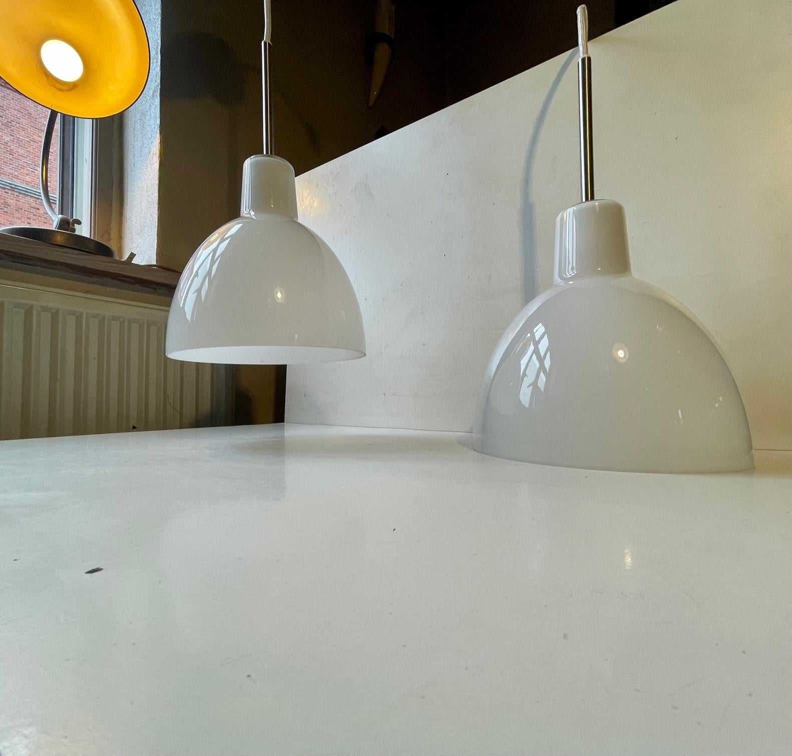 Danois Lampes à suspension minimalistes Louis Poulsen Toldbod en verre opalin blanc en vente