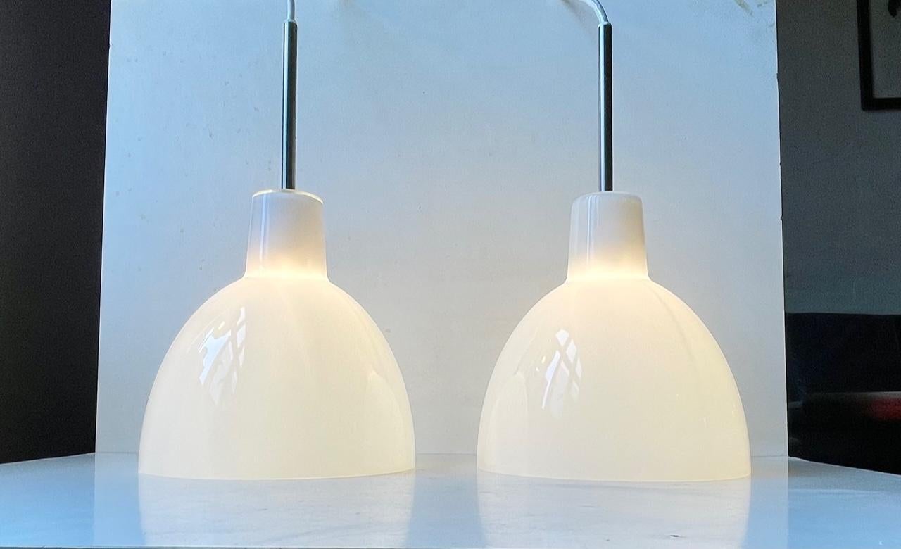 Fin du 20e siècle Lampes à suspension minimalistes Louis Poulsen Toldbod en verre opalin blanc en vente