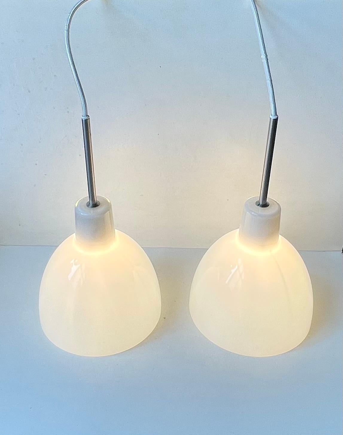 Lampes à suspension minimalistes Louis Poulsen Toldbod en verre opalin blanc en vente 1