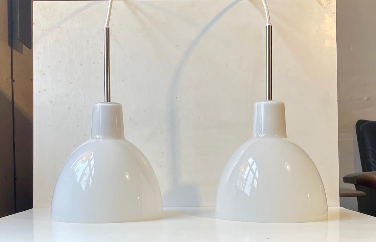 Lampes à suspension minimalistes Louis Poulsen Toldbod en verre opalin blanc en vente 2