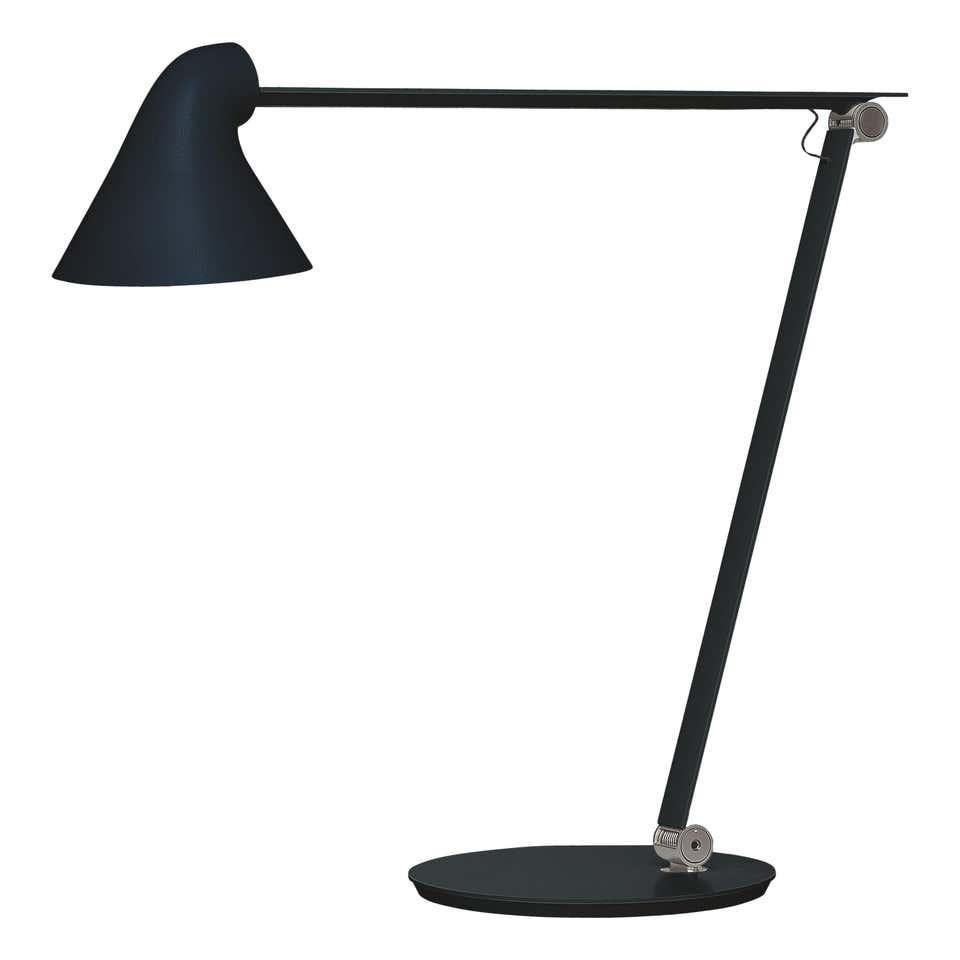 Louis Poulsen, lampe de table NJP par Oki Sato
Taille : Largeur x hauteur x longueur (mm)
220 x 480 x 480, 5,1 kg
Matériau : Pied et base : Acier. Bras et tête de lampe : Aluminium. LED : Aluminium anodisé, longueur du cordon : 2 m. Interrupteur