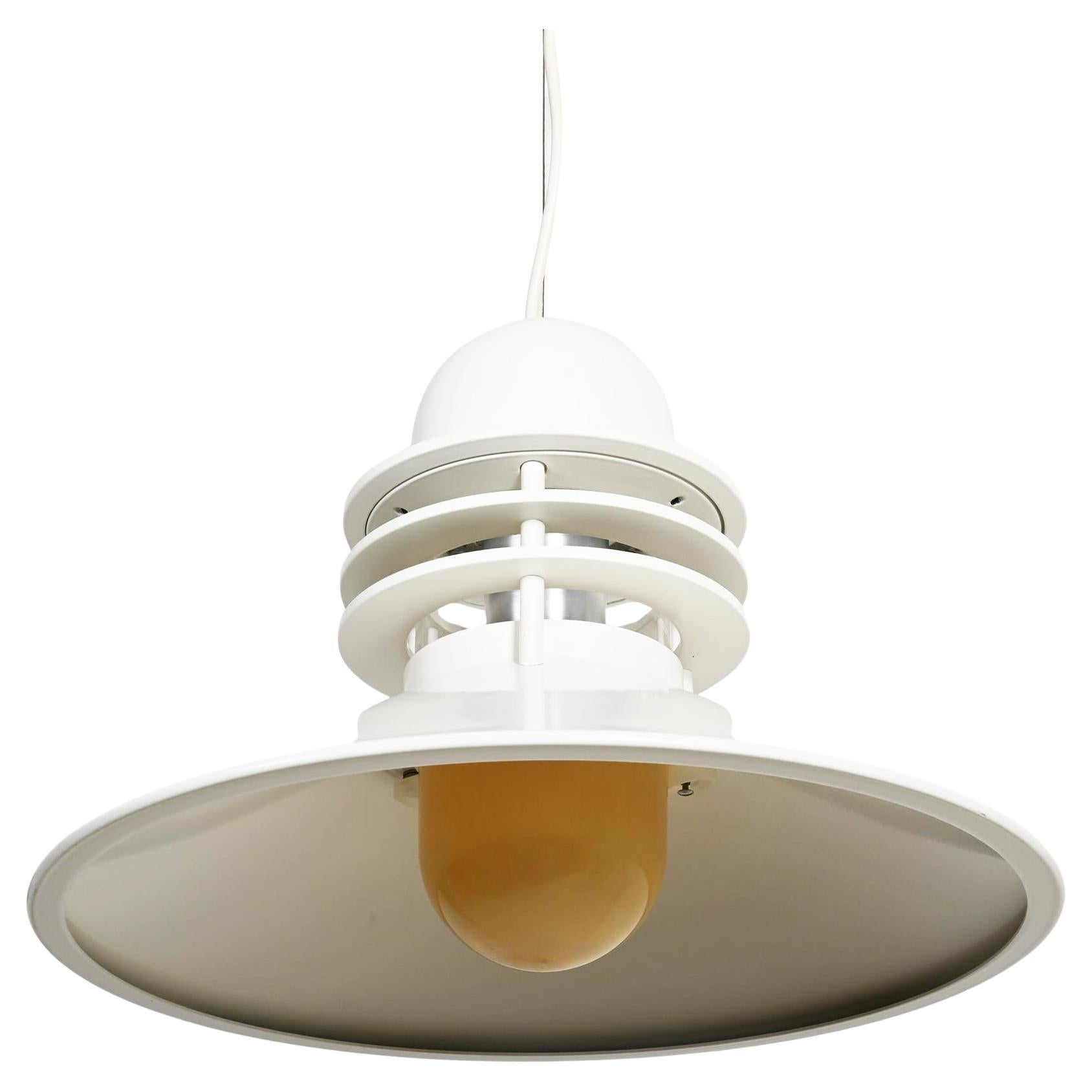 Grande e rara lampada a sospensione Nyhavn dotata di una lampadina E27. Progettata negli anni '70 da Alfred Homann e Ole Valdemar Kjær per Louis Poulsen. Ottime condizioni, fino a 4 pezzi disponibili, prezzo per lampada.
