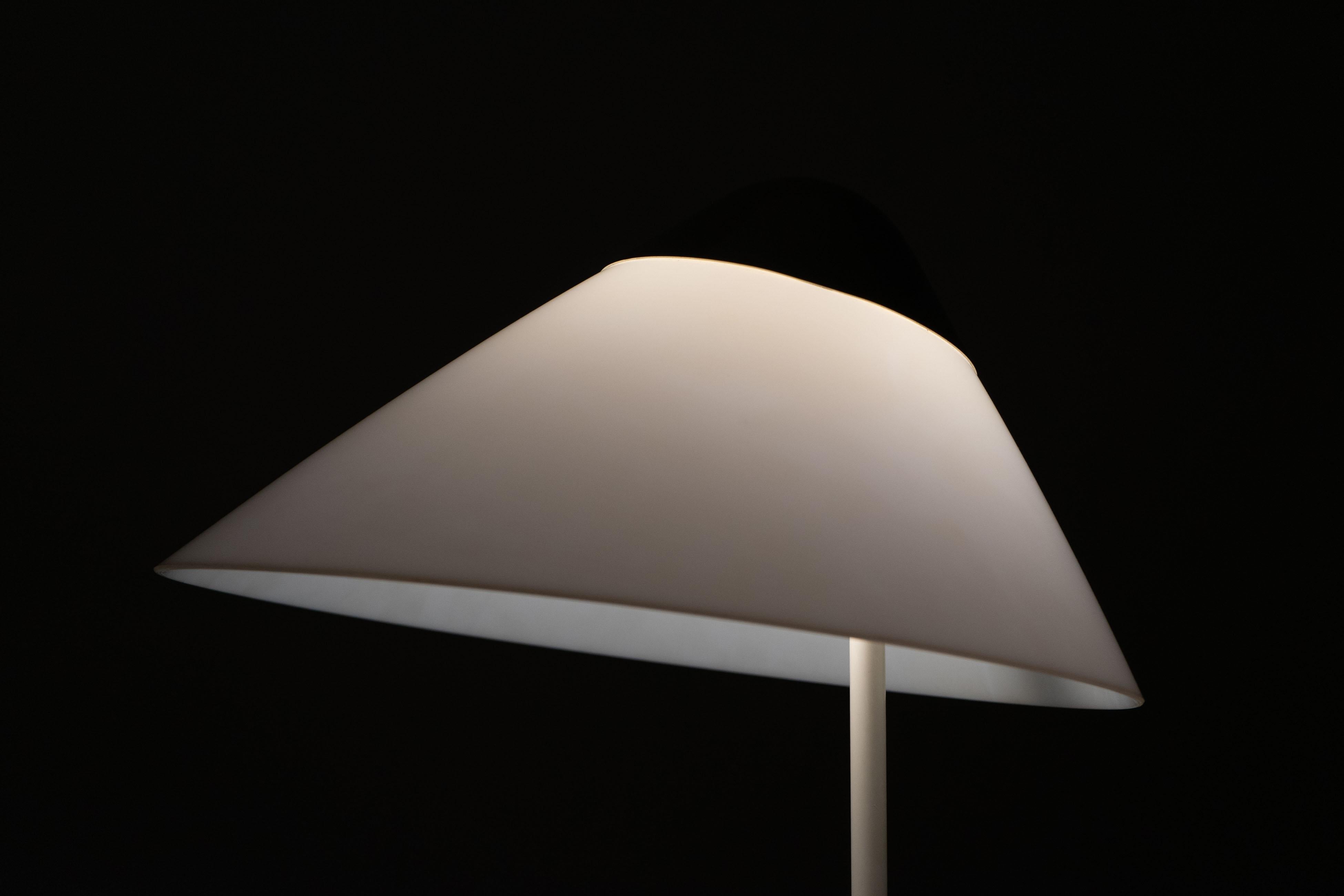 Lampe de nuit OPALA de Louis Poulsen, conçue par Hans.J Wegner, 1970 en vente 4
