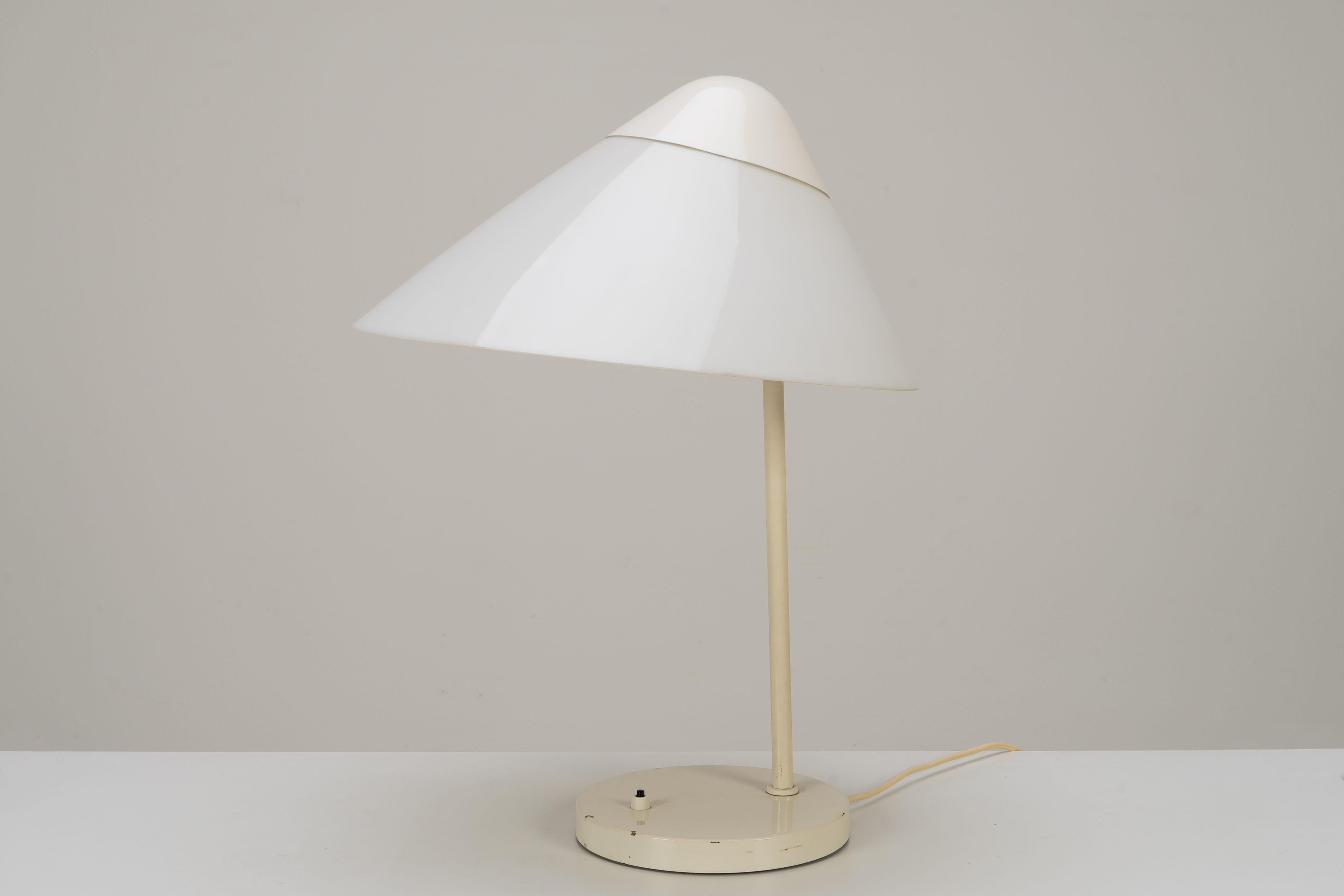 Large table lamp designed by Hans J. Wegner for Louis Poulsen. Early edition.