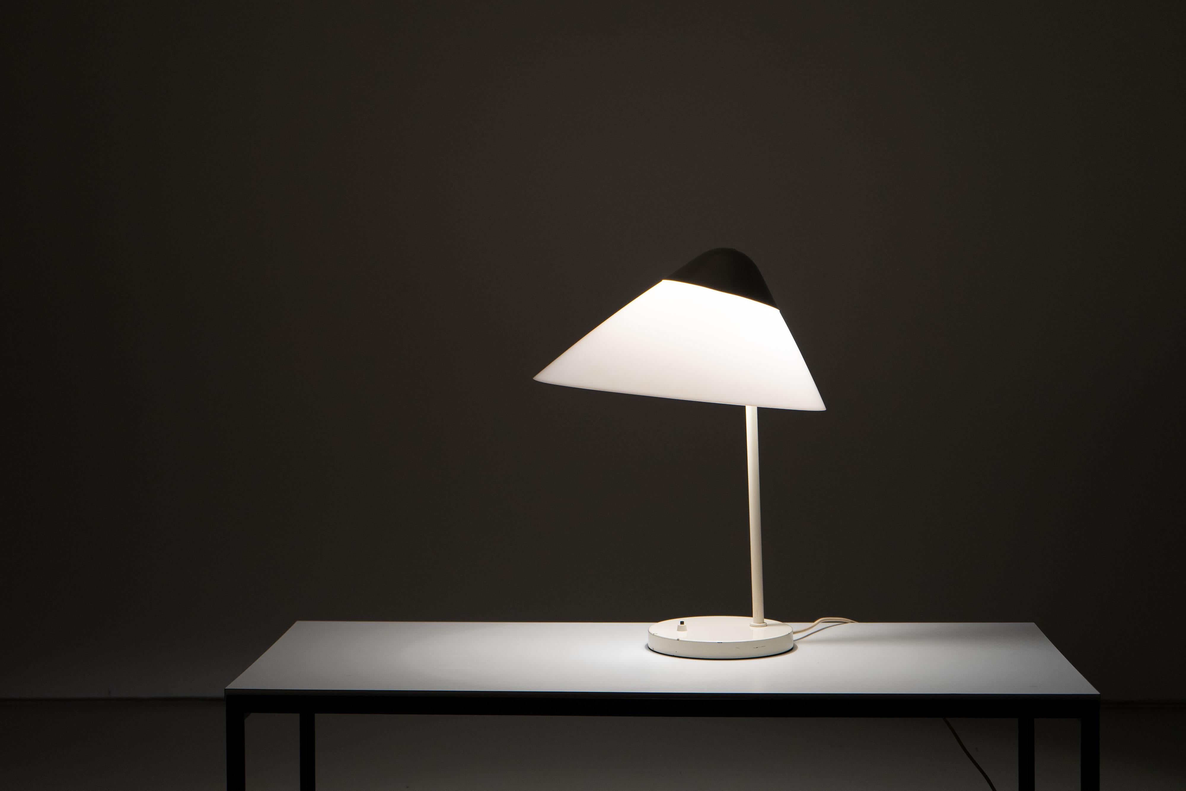 Acier Lampe de nuit OPALA de Louis Poulsen, conçue par Hans.J Wegner, 1970 en vente