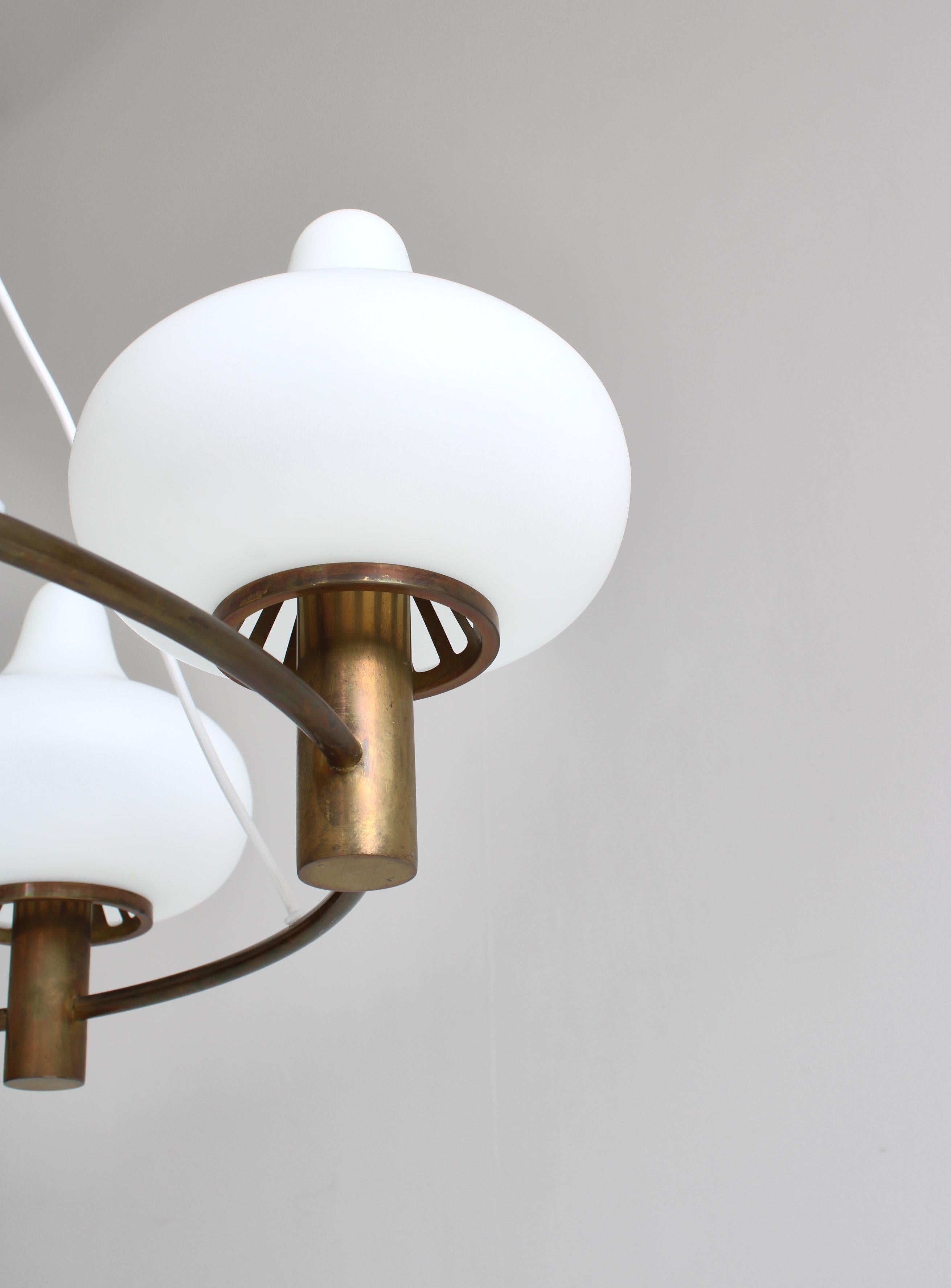 Louis Poulsen Opaline & Brass Ring Chandelier by Hammer & Moldenhawer, 1950s In Good Condition For Sale In Odense, DK