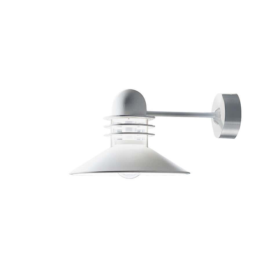 Louis Poulsen, outdoor wall lamp by Alfred Homann & Ole V. Kjær
Size: 310 x 225 x 445, 4.1 kg
Two colors
The conical shade ensures comfortable light that is directed downwards in a wide beam. The shade interior has a white matt painted surface,