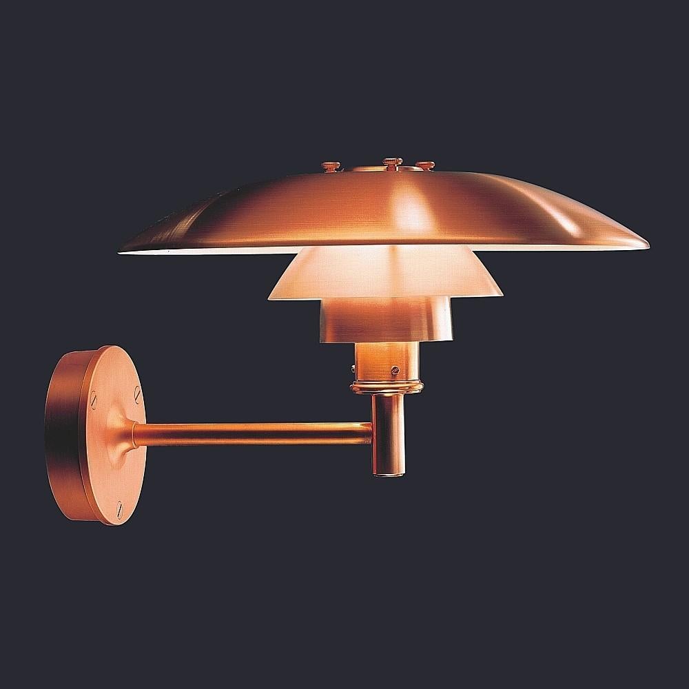 Louis Poulsen, outdoor wall lamp in cooper by Poul Henningsen
Size: Width x height x length (mm)
450 x 290 x 505, 6.8 kg
Shades: Spun copper. Wall box and arm: Copperplated, brass. Please note that the copper surface is untreated in order to