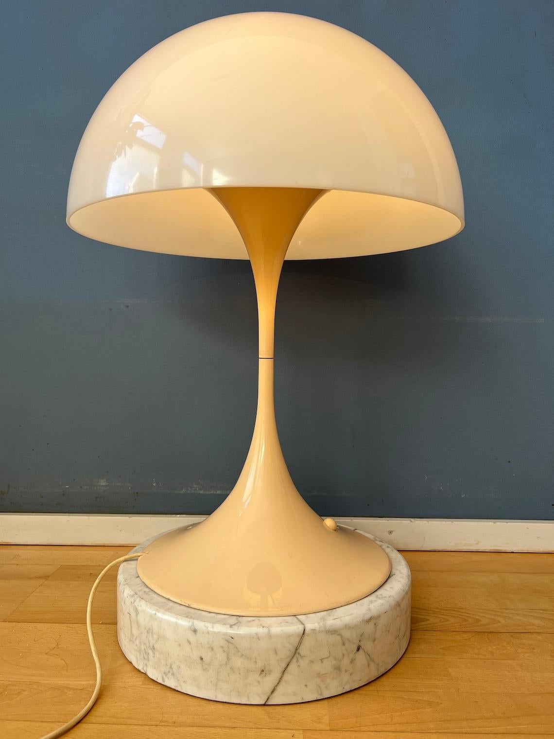 Iconic Louis Poulsen Panthella mushroom floor table lamp by Verner Panton. The lamp requires one E27 lightbulb and currently has a EU-plug (easily used outside EU with different plug or plug-converter).

Additional information:
Materials: Metal,