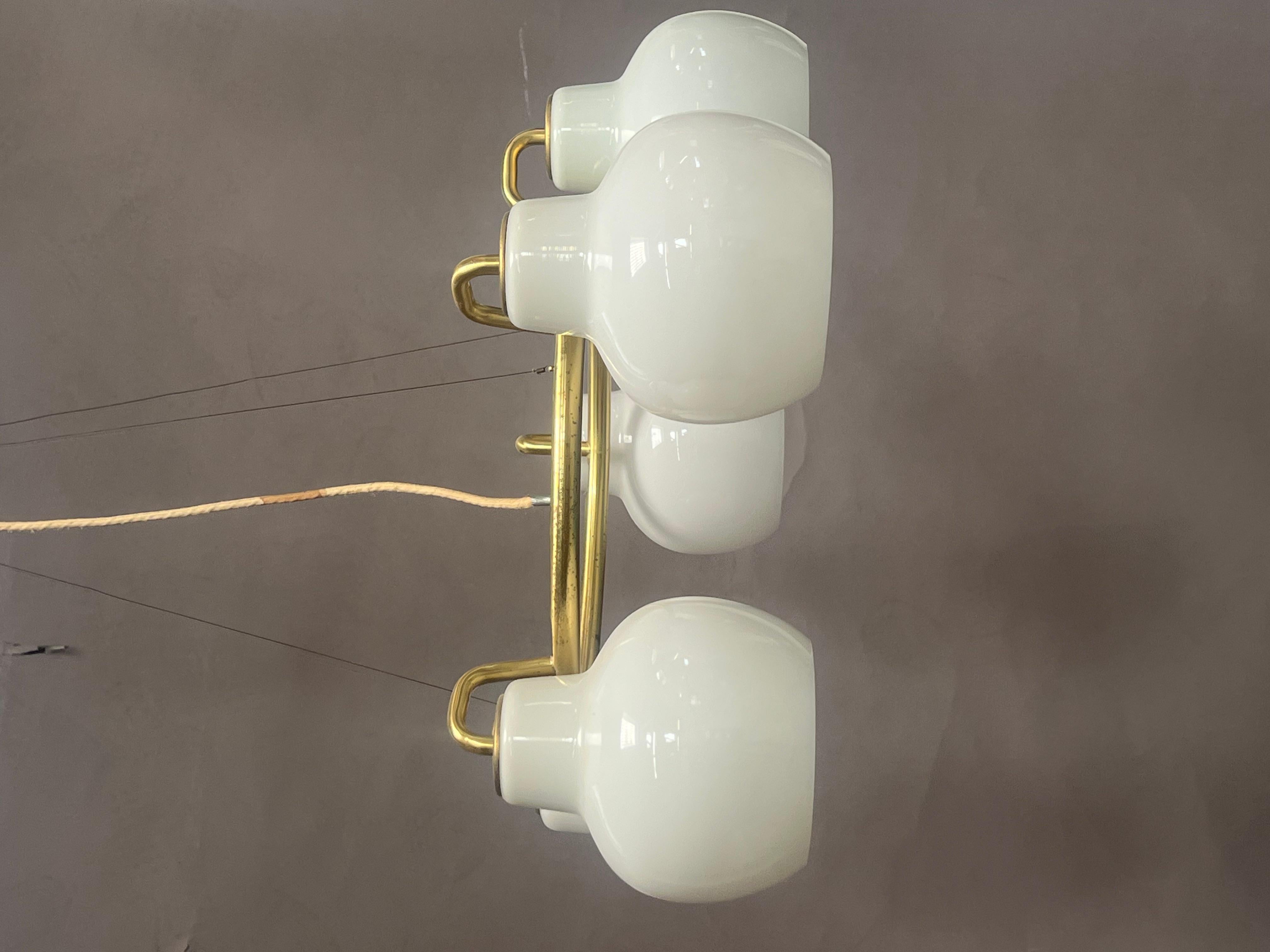 Diseñada por Willem Lauritzen en 1949 en Copenhague, la VL 5 Ring Crown aporta un toque distintivo y auténtico a los interiores con estilo, así como una luz cálida para iluminar suavemente los espacios de vida contemporáneos. Este colgante es una