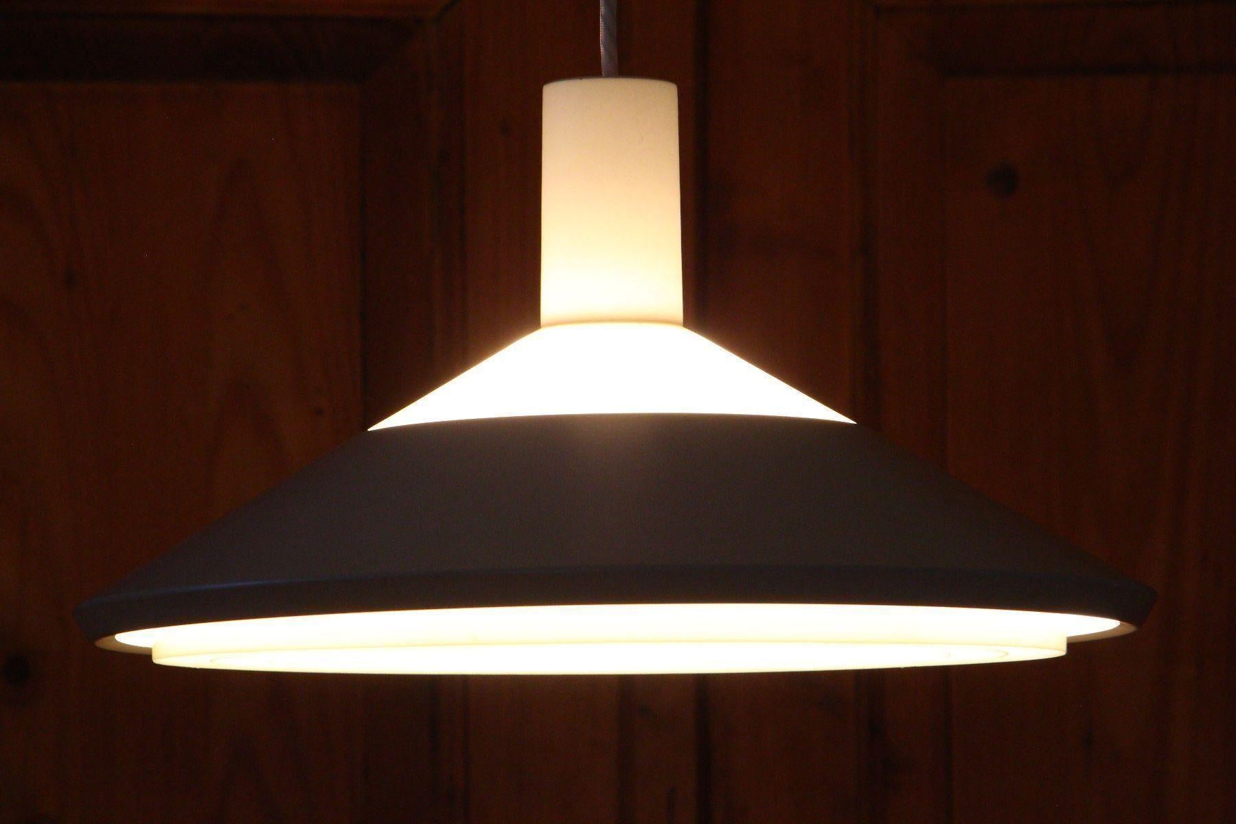 The good state of the lampe makes it unique. It seems new!
The decent colours (grey and white) and the sophisticated 2way lightening make this piece even more special.