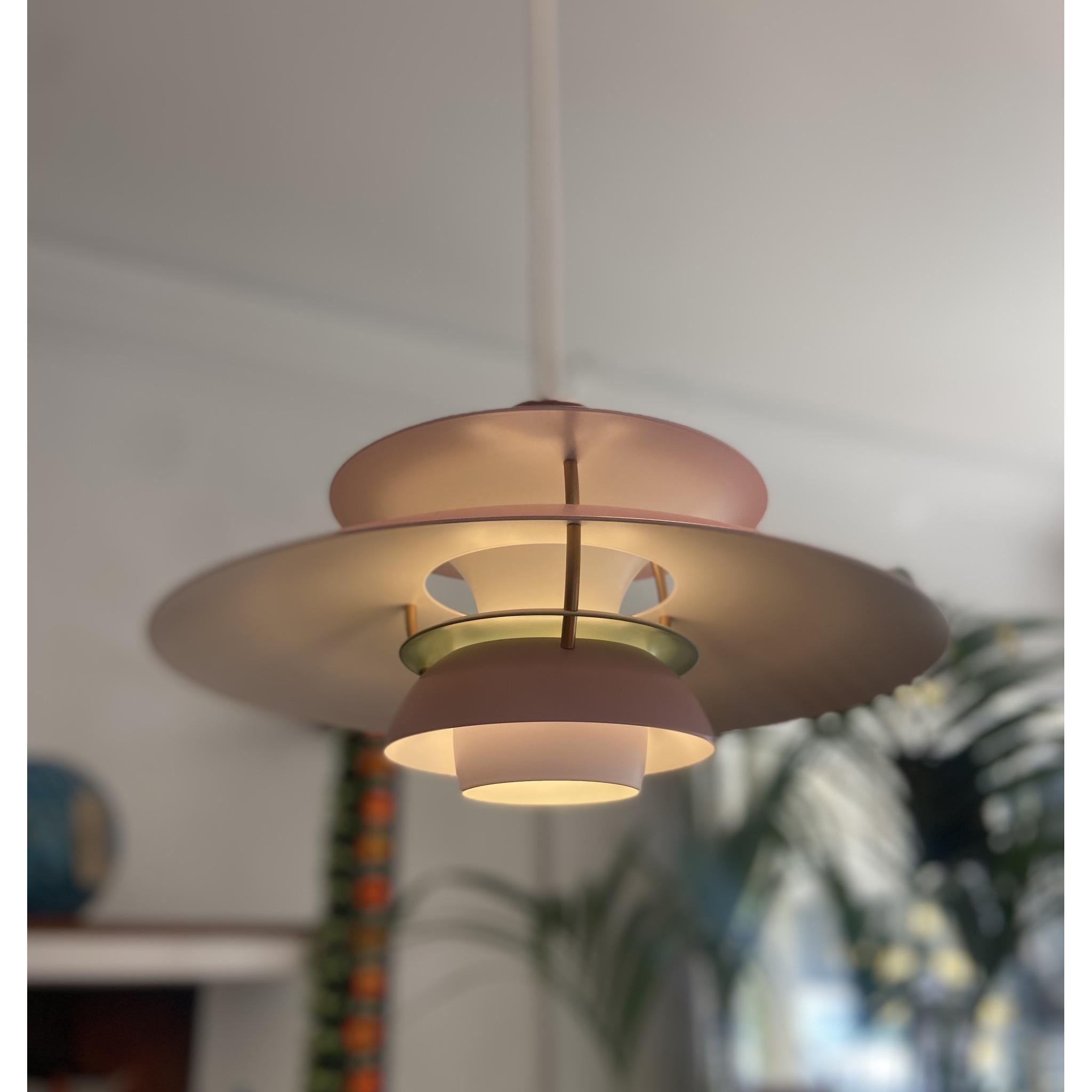 Louis Poulsen PH 5 Mini Hues Of Rose Lampada a sospensione - Due disponibili

Louis Poulsen PH 5 Mini plafoniera a sospensione disegnata da Poul Henningsen. Nel colore 'Hues of rose', è una bellissima combinazione di tonalità. Poul Henningsen