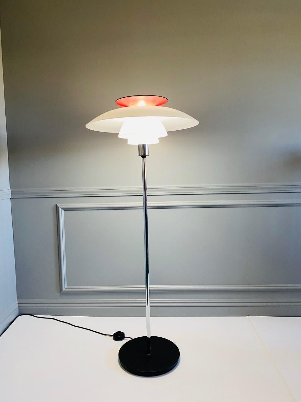 Incredible piece of design. The fixture diffuses light beautifully. The opal acrylic shades emit a comfortable room lighting while the red hue of the top reflector helps give the light a warmer glow. Classic piece of lighting design.
Measures: