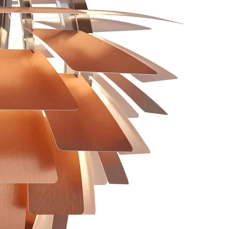 Il pendente PH Artichoke di Louis Poulsen, progettato da Poul Henningsen nel 1958, è un'icona del design moderno e una delle lampade più famose di Henningsen. PH Artichoke è composta da 72 sottili fogli di metallo che si distribuiscono intorno alla