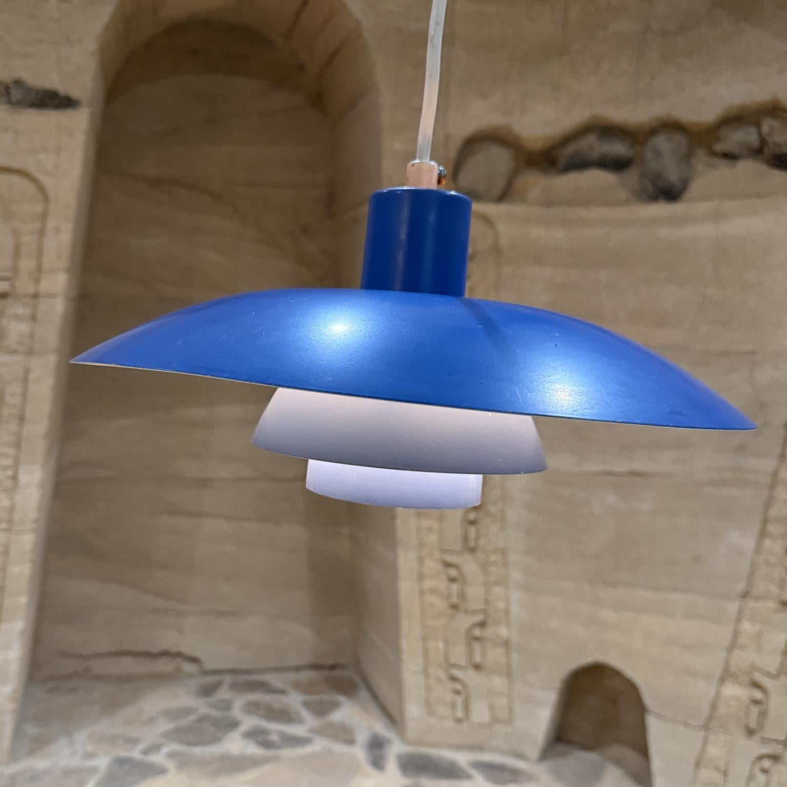 Para tu consideración, una rara lámpara colgante diseñada por Poul Henningsen para Louis Pulsen. 

Modelo PH4, combinación de colores azul, rara y difícil de encontrar. 

La lámpara ha sido probada y actualmente funciona sin problemas. Presenta