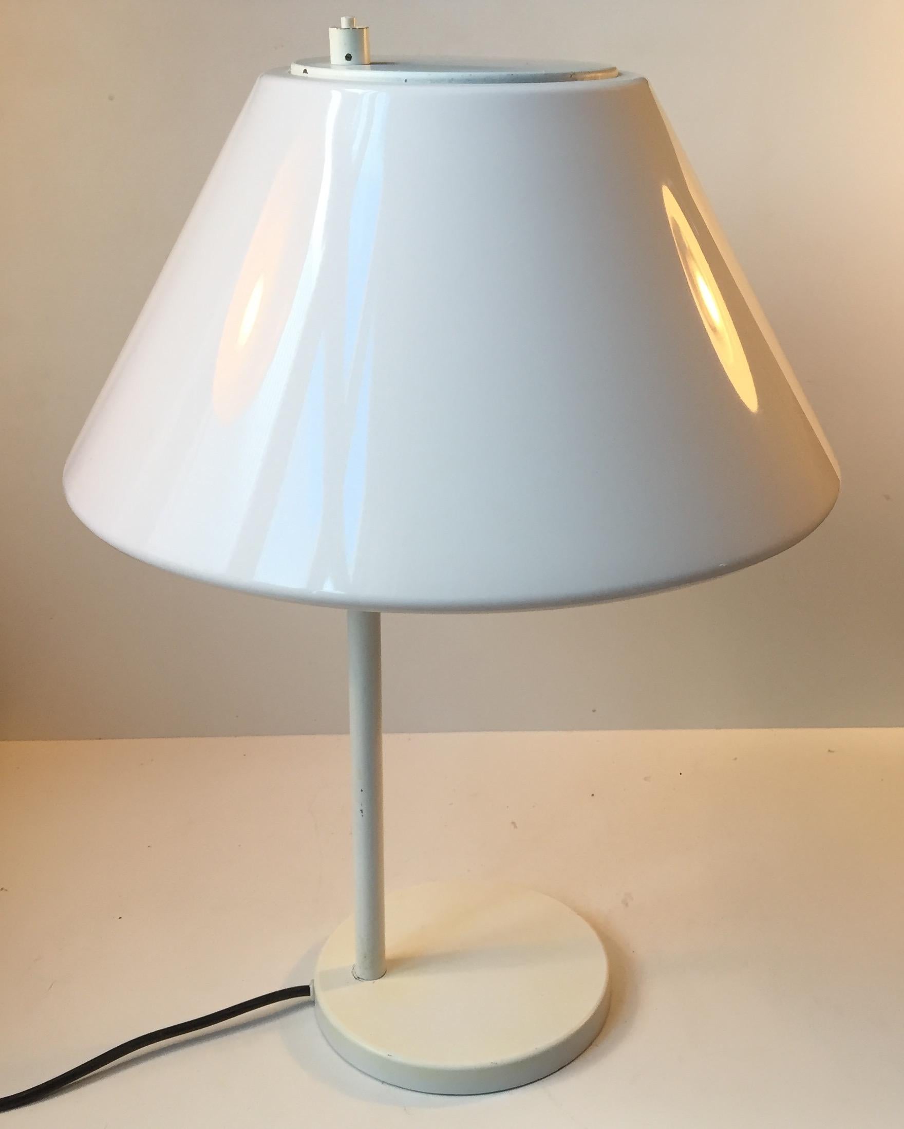 Skandinavische weiße minimalistische Louis Poulsen-Tischlampen, 1970er Jahre (Pulverbeschichtet) im Angebot