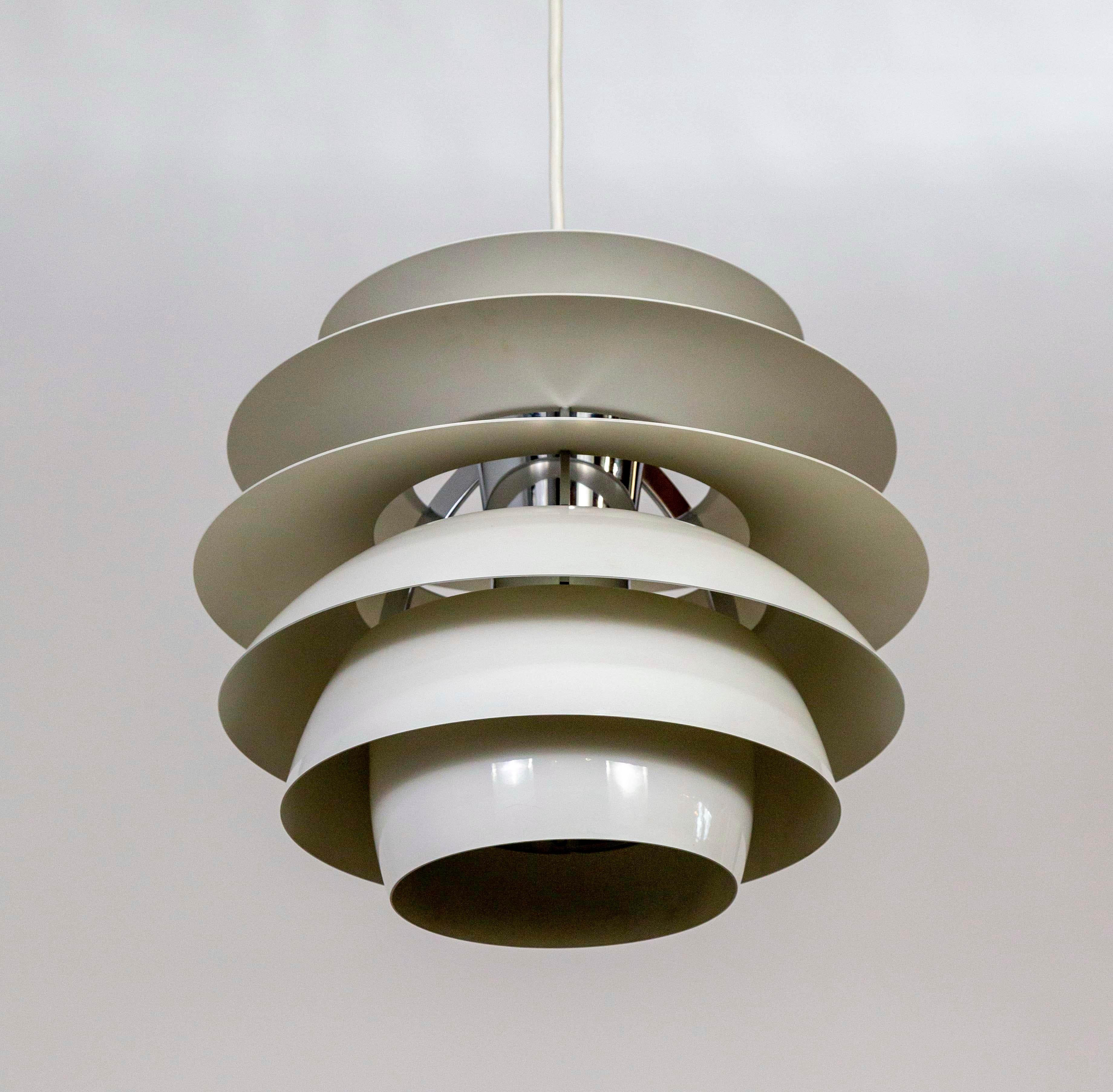 Mid-Century Modern Lampe à suspension boule de neige Louis Poulsen par Poul Henningsen