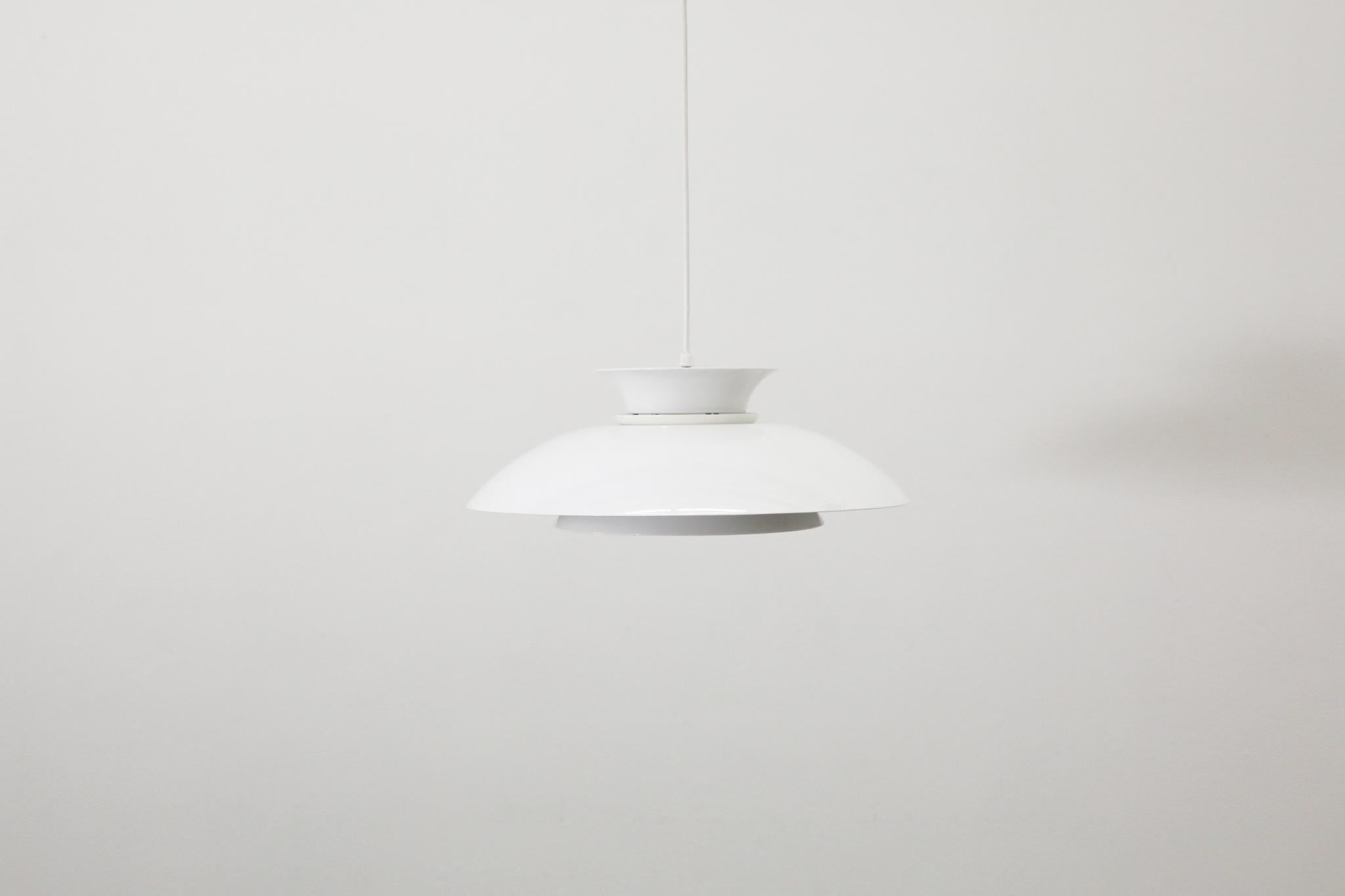 Mid-Century Modern Pendentifs en forme de dôme émaillé blanc de style Louis Poulsen en vente