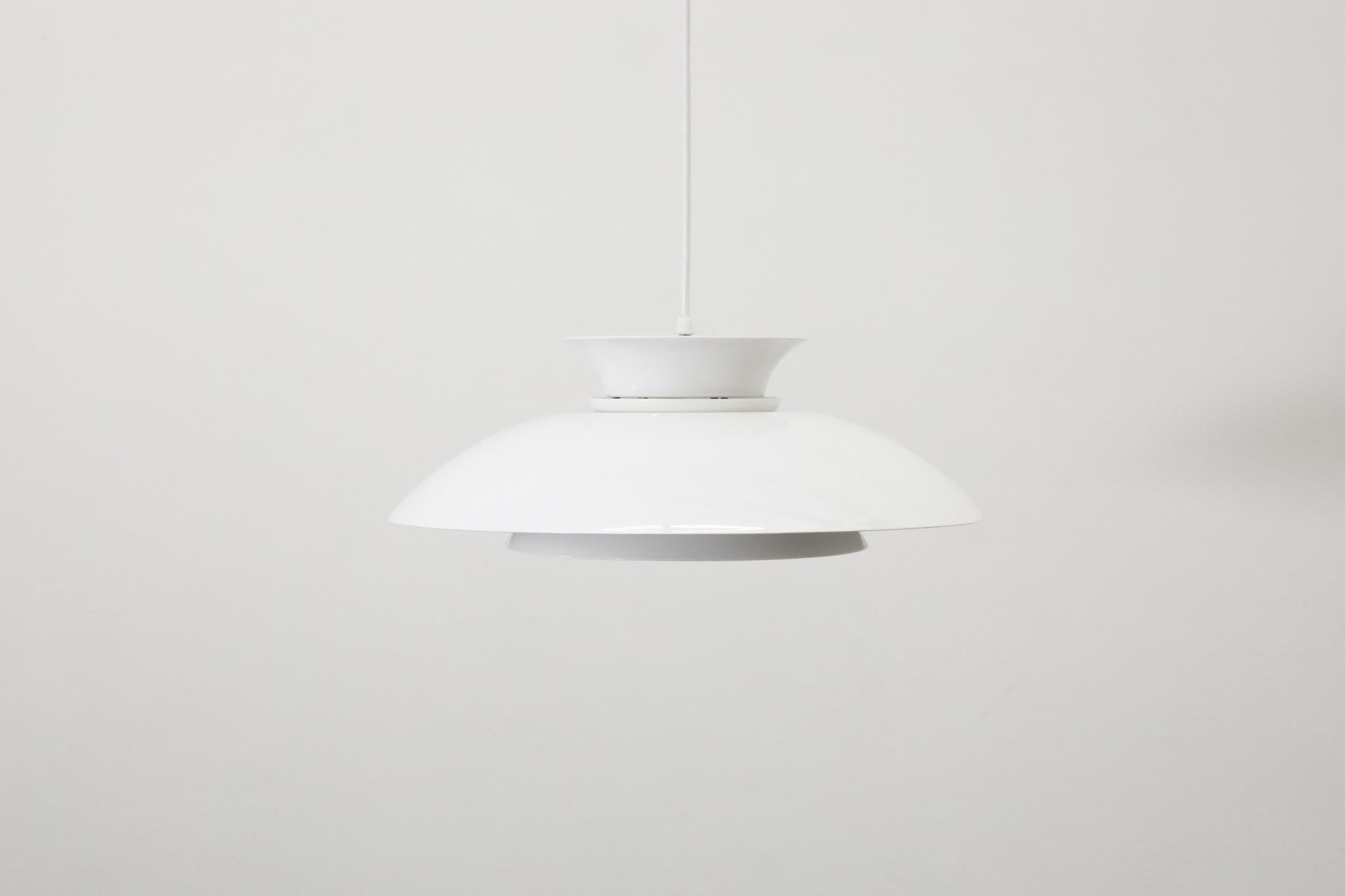 Néerlandais Pendentifs en forme de dôme émaillé blanc de style Louis Poulsen en vente
