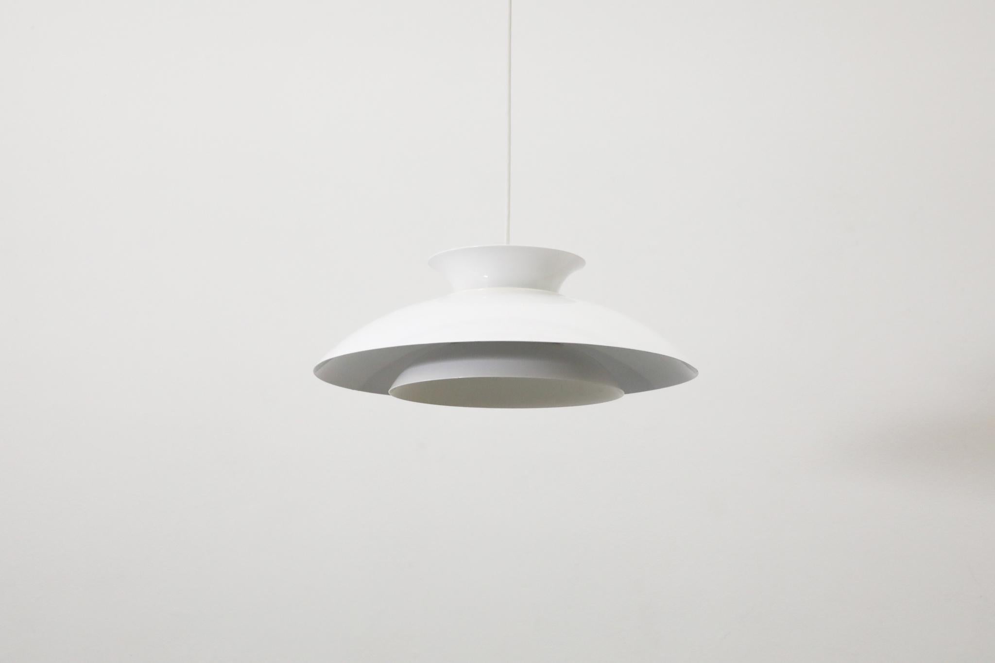 Émaillé Pendentifs en forme de dôme émaillé blanc de style Louis Poulsen en vente