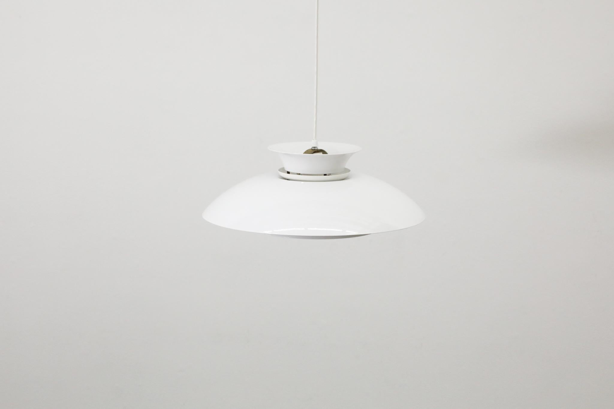Pendentifs en forme de dôme émaillé blanc de style Louis Poulsen Bon état - En vente à Los Angeles, CA