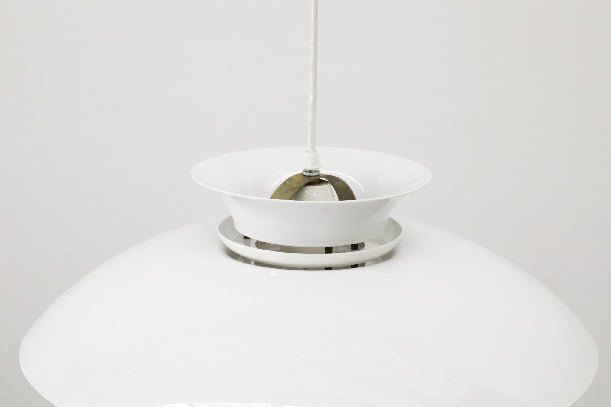 Fin du 20e siècle Pendentifs en forme de dôme émaillé blanc de style Louis Poulsen en vente