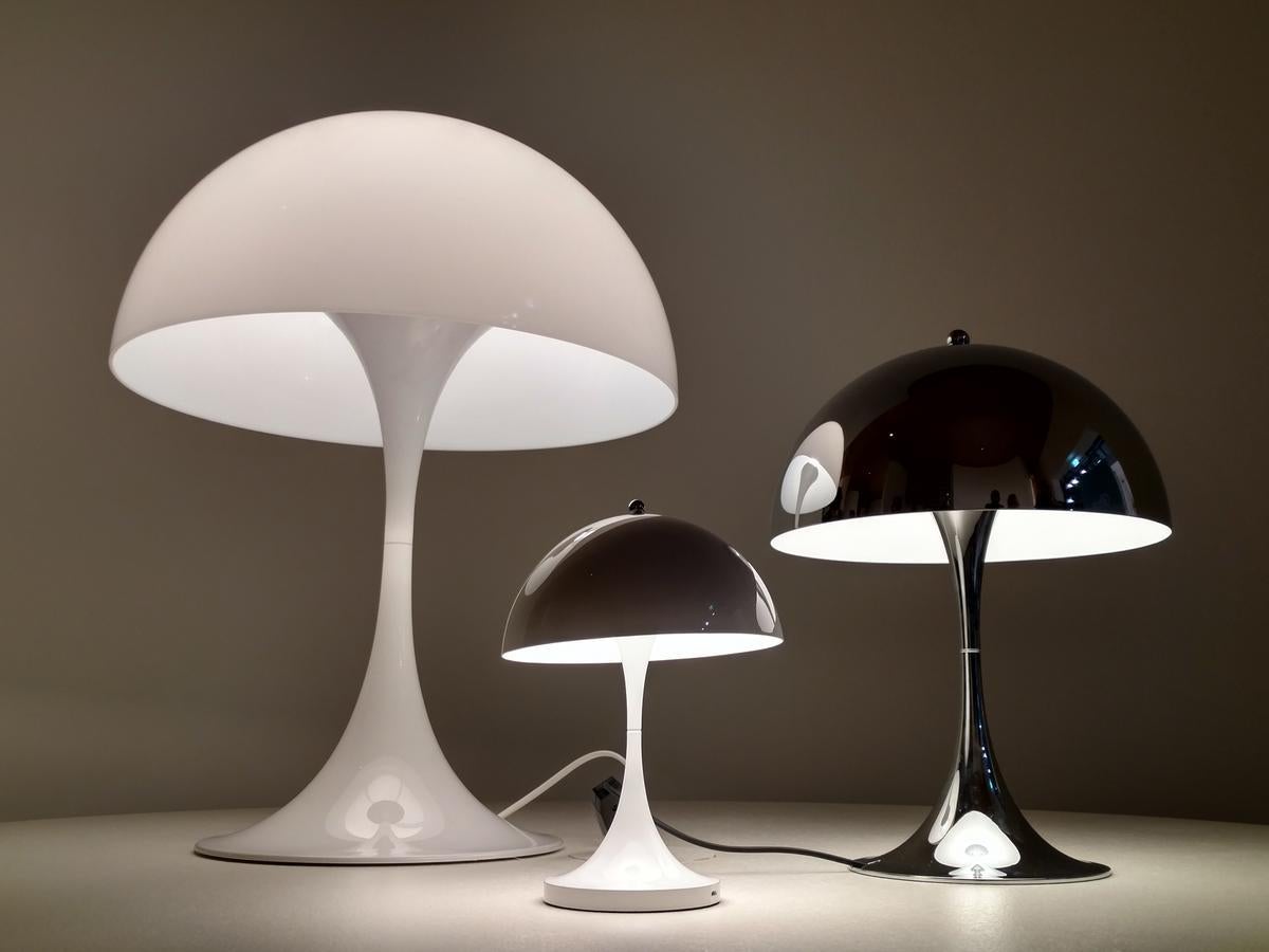 Louis Poulsen, table lamp by Verner Panton
Size: Width x height x length (mm)
400 x 580 x 400, 2.5 kg
Material: Shade in white opal acrylic. Base and top in white plastic. Cord length: 2.5 m. Switch: On the cord. Cord type: White plastic with