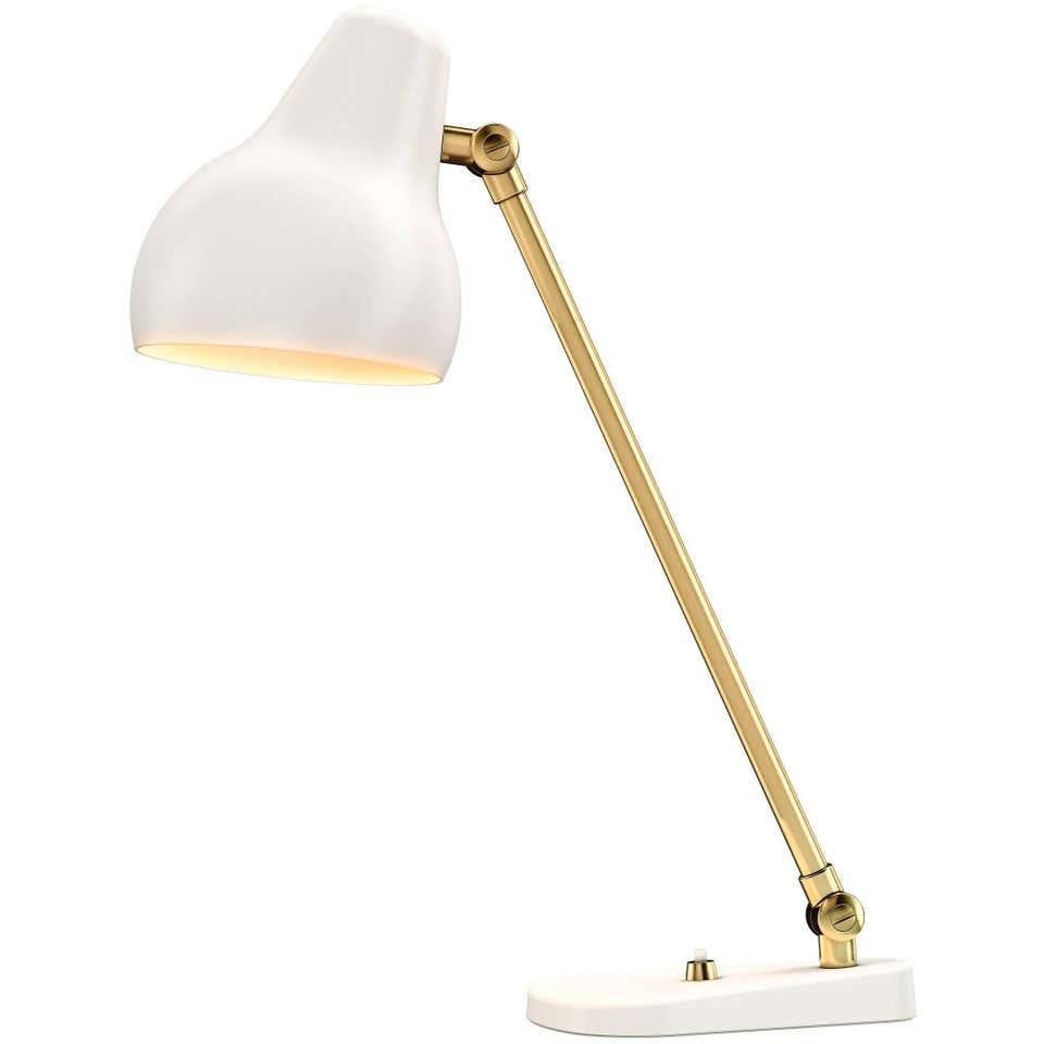 Louis Poulsen, table lamp by Vilhelm Lauritzen
Width x Height x Length (mm)
135 x 380 x 175, 2.3 kg
Material: Base and shade: aluminium. Stem: brass. Cord length: 3.3 m. Light control: Switch in the lamp stand. 2 light levels. LED driver: