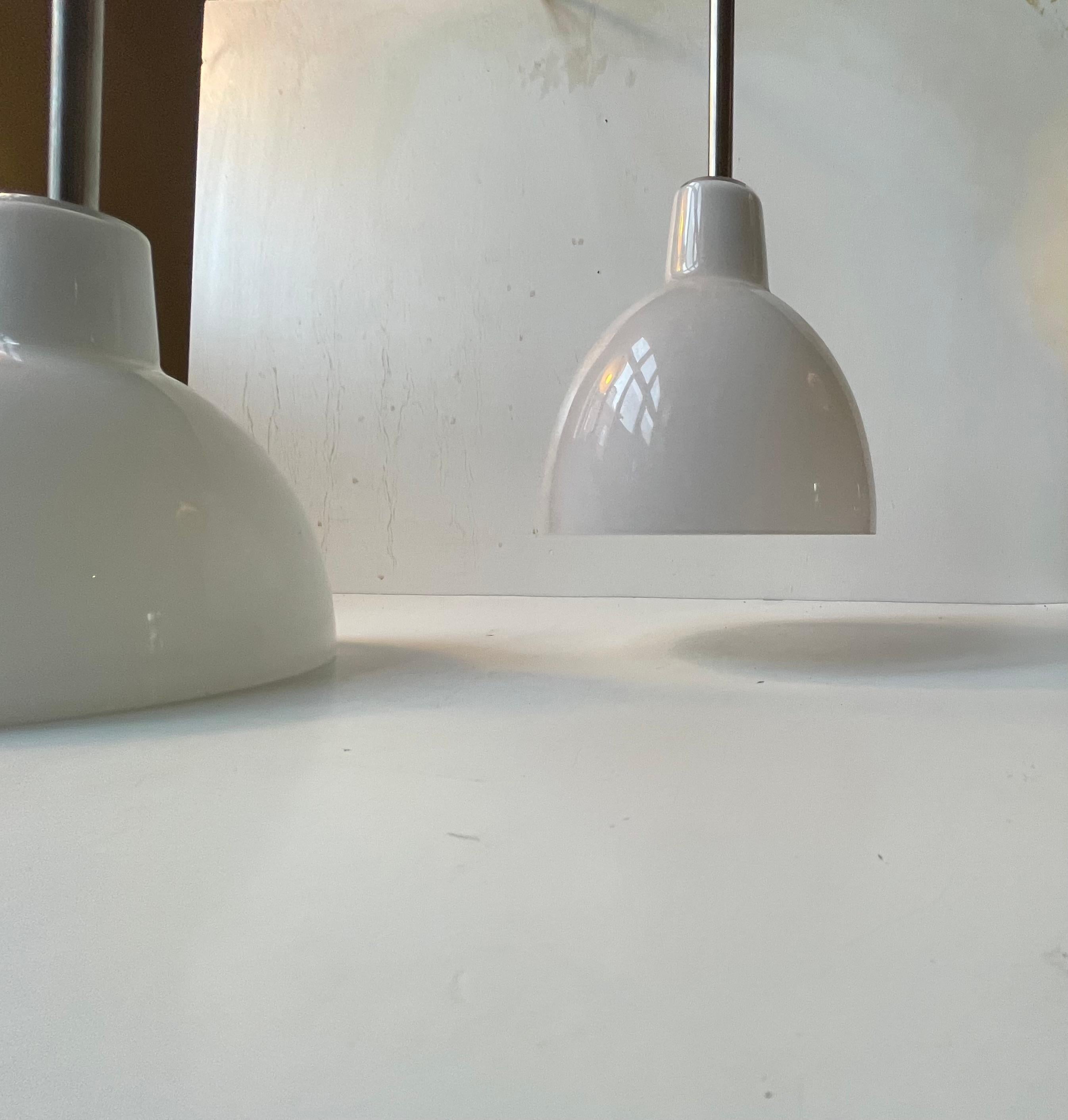 Minimalismo Louis Poulsen 'Toldbod' - Lampade a sospensione danesi in vetro opalino bianco in vendita
