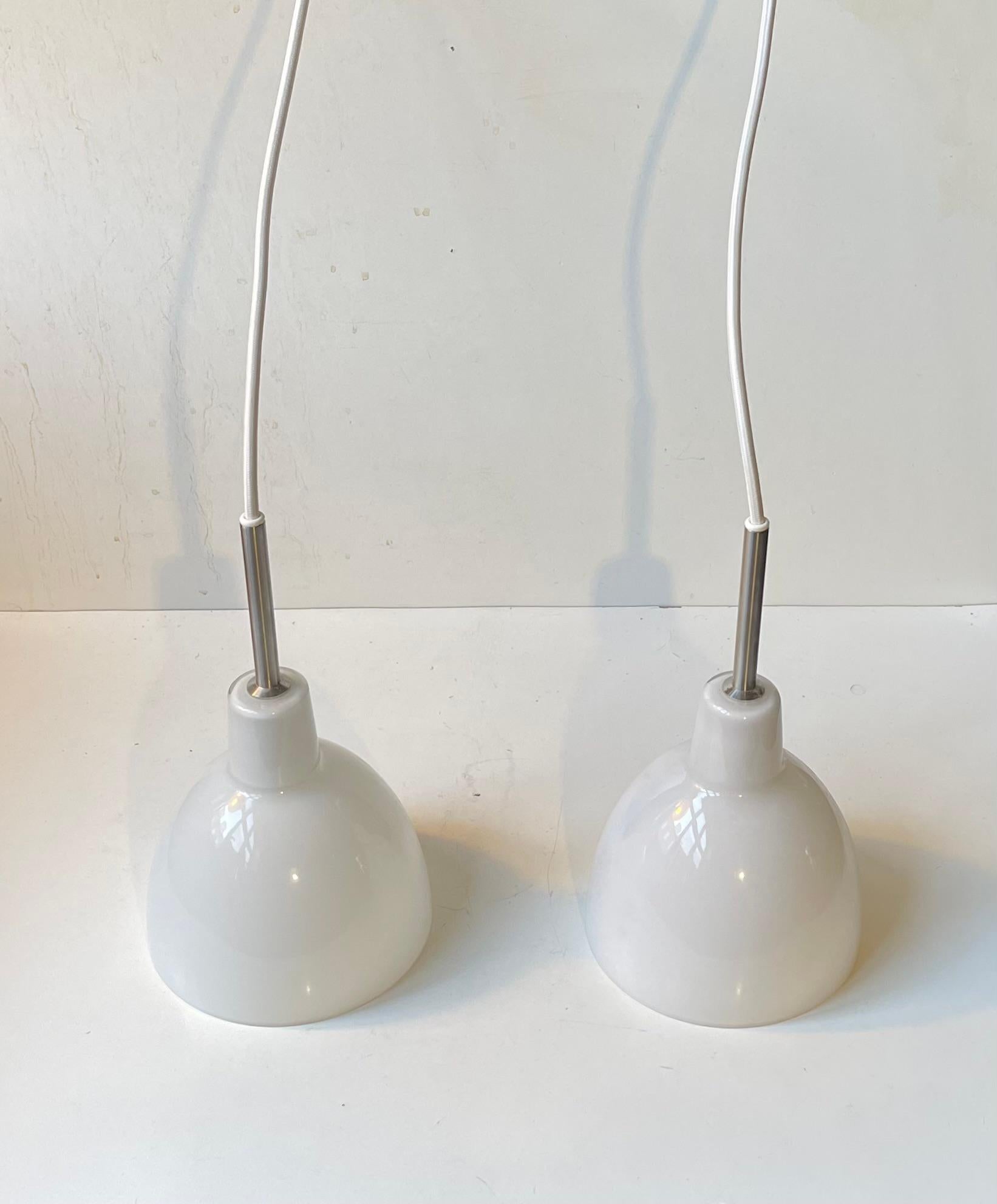 Louis Poulsen 'Toldbod' - Lampade a sospensione danesi in vetro opalino bianco In condizioni buone in vendita a Esbjerg, DK